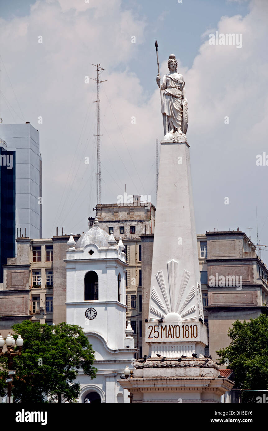 Pirámide de la ciudad de Buenos Aires Plaza de Mayo Cabildo Foto de stock