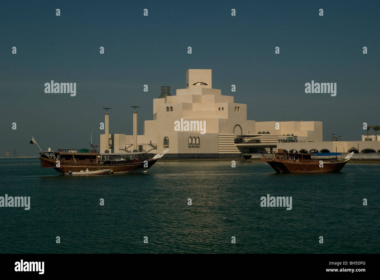 Vista exterior del Museo de Arte Islámico en Doha, Qatar, con barcos de pesca dhow en primer plano Foto de stock