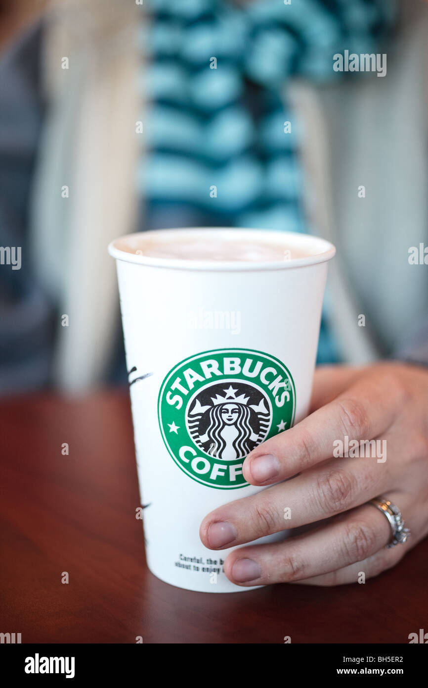 Holding Starbucks Coffee Cup Fotos e Imágenes de stock - Alamy