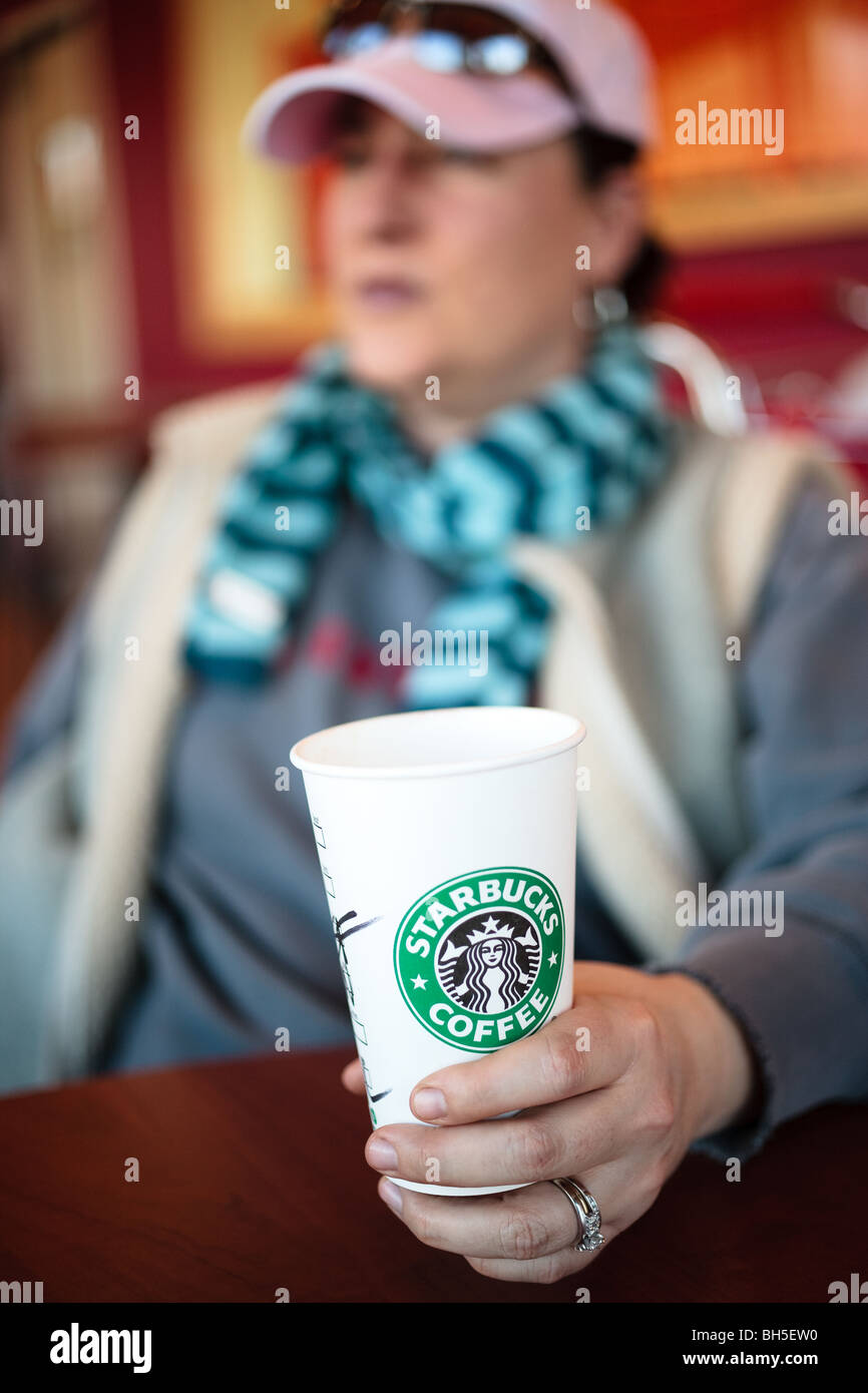 Holding Starbucks Coffee Cup Fotos e Imágenes de stock - Alamy