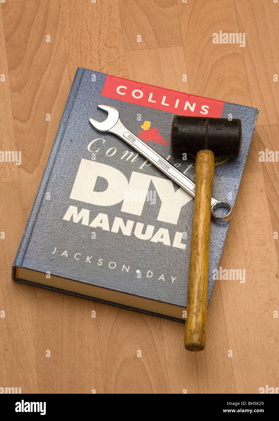 Hazlo tu mismo - una herramienta bok y Manual de bricolaje. Fotografía por  James Boardman Fotografía de stock - Alamy