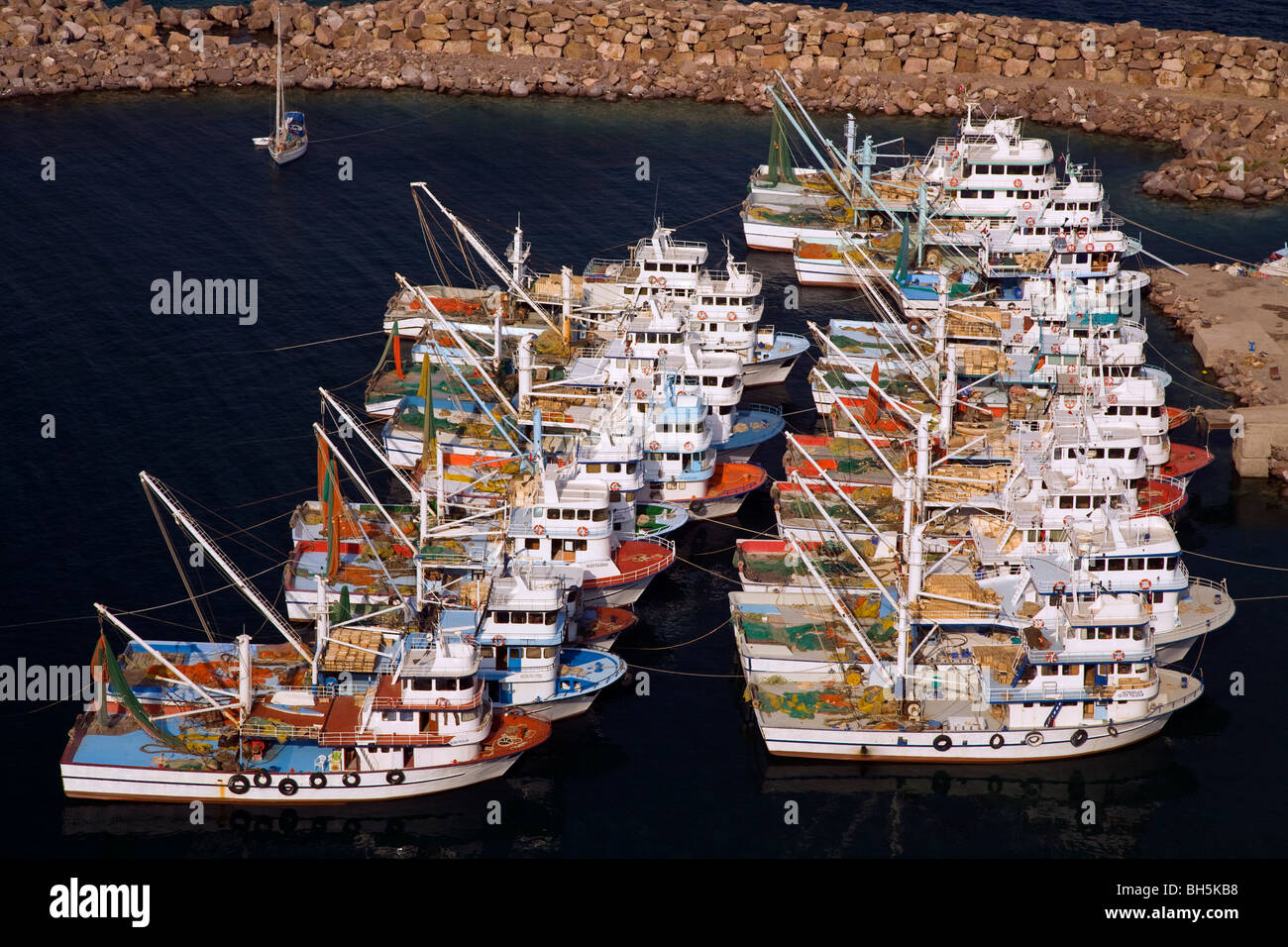 Los barcos de pesca en puerto Babakale Canakkale, Turquía Foto de stock