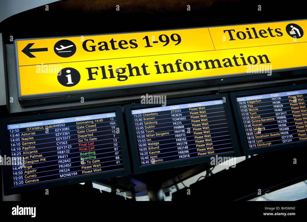 Letrero de información de vuelo en el aeropuerto de Stansted, Inglaterra Foto de stock