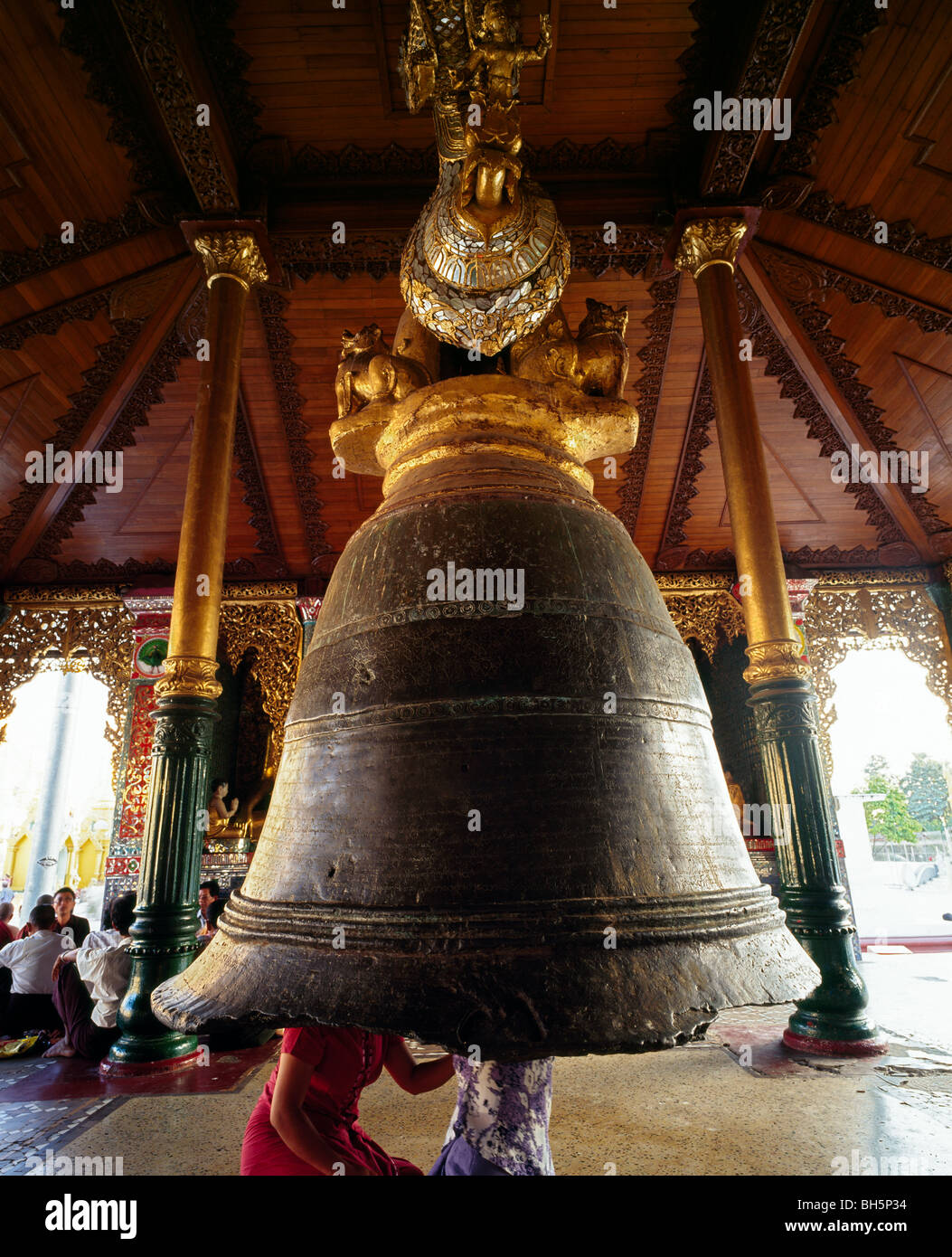 Gran Maha Ganda Bell Singu Min Bell ubicado en Shwedagon Paya Yangon Rangoon Grosse Glocke Birmania Myanmar Foto de stock