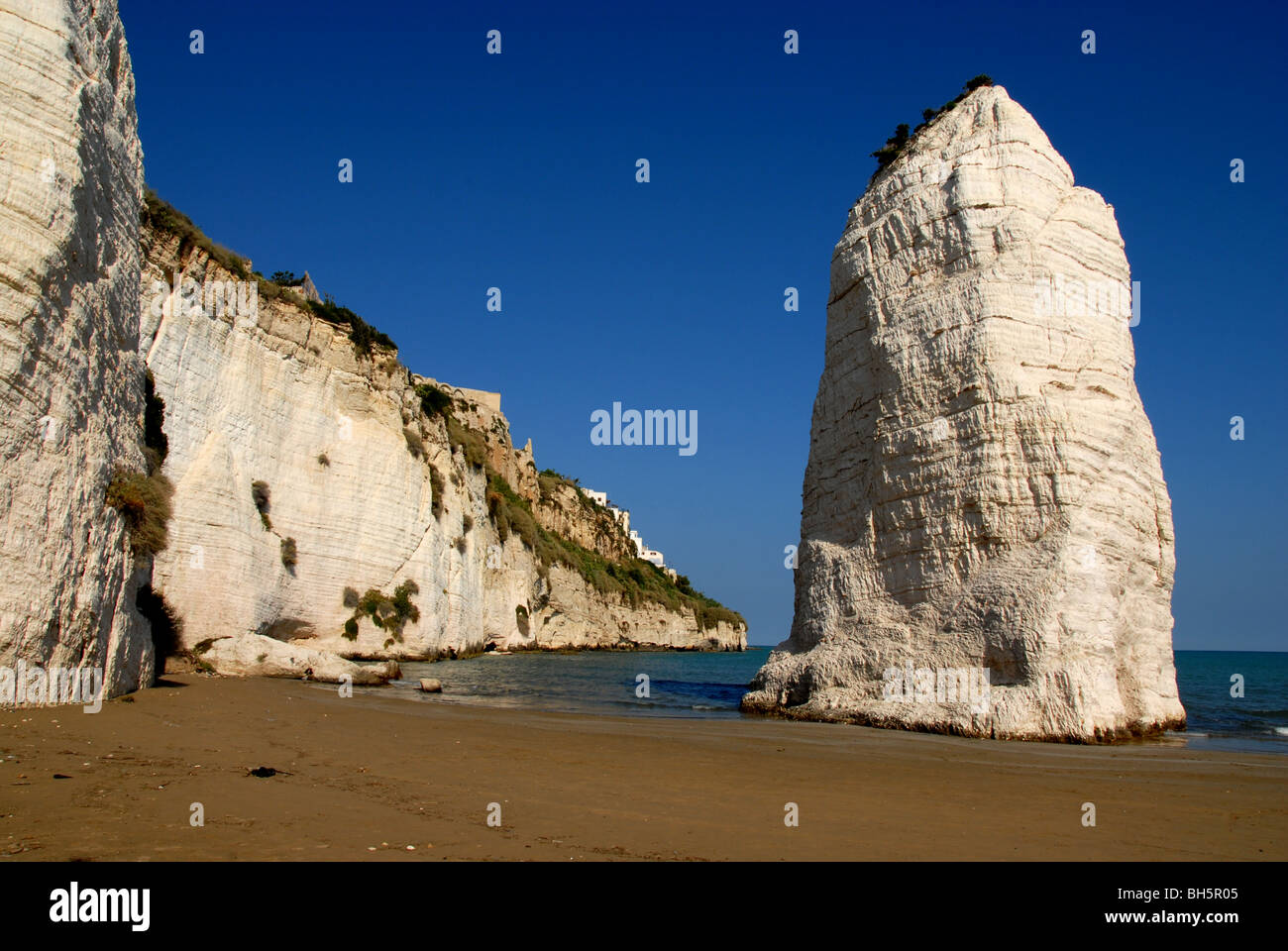 Cliff pizomunno y playa en Vieste, la península de Gargano, Puglia, Italia Foto de stock