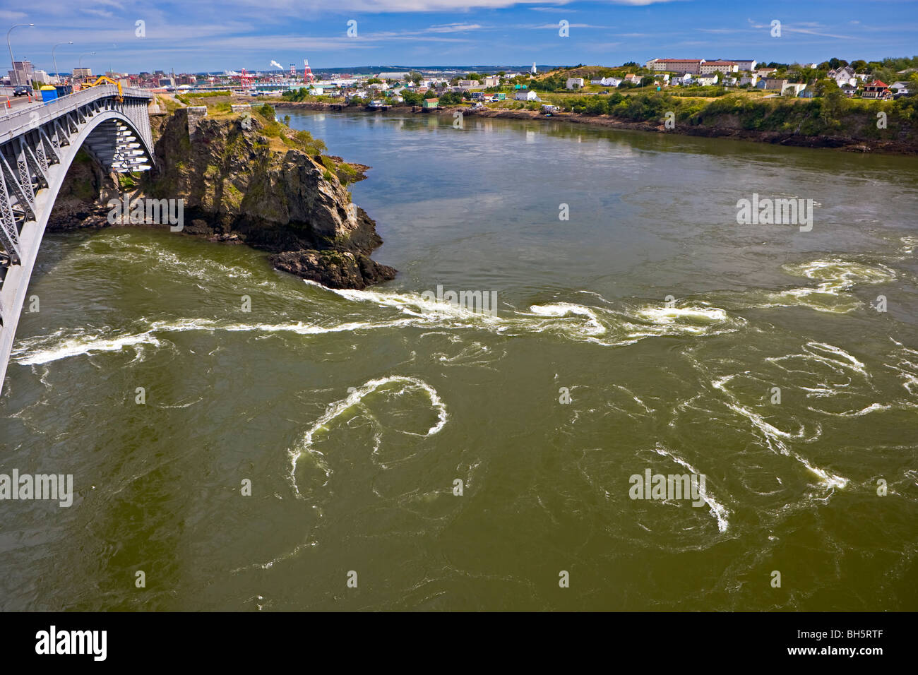 Invertir cae a lo largo del Río San Juan, en San Juan, la Bahía de Fundy,  Fundy unidad costera, la Highway 1, New Brunswick, Canadá Fotografía de  stock - Alamy