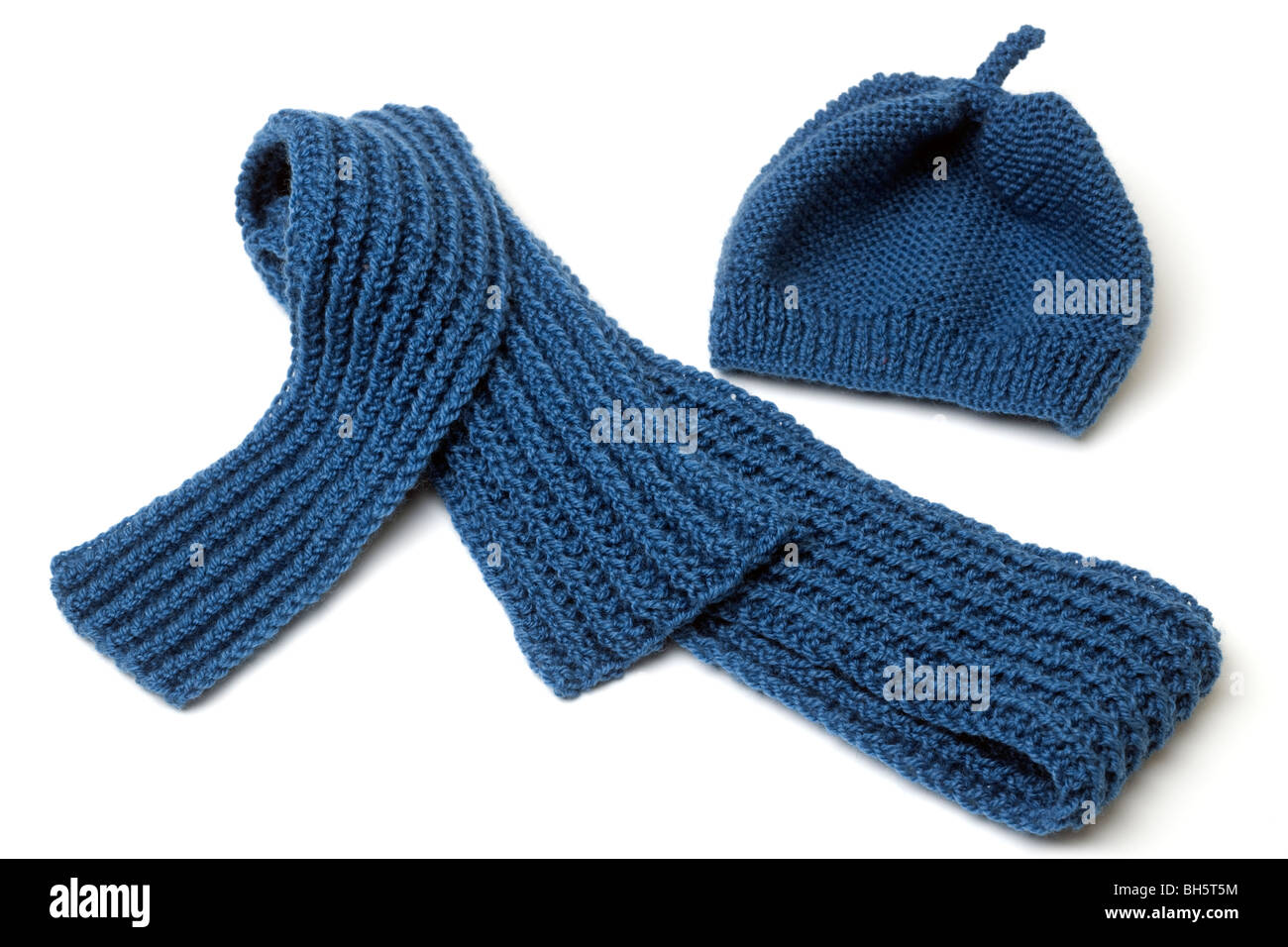 Azul plegada estriada bufanda y cerrar el adaptador Beanie Hat Foto de stock