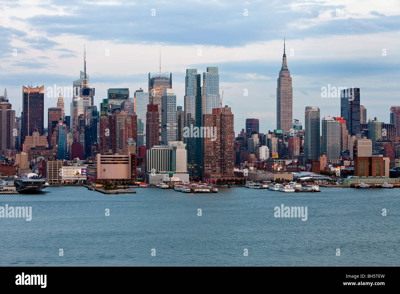 Ee.Uu., la ciudad de Nueva York, Manhattan, vistas panorámicas del centro de Manhattan, al otro lado del río Hudson Foto de stock