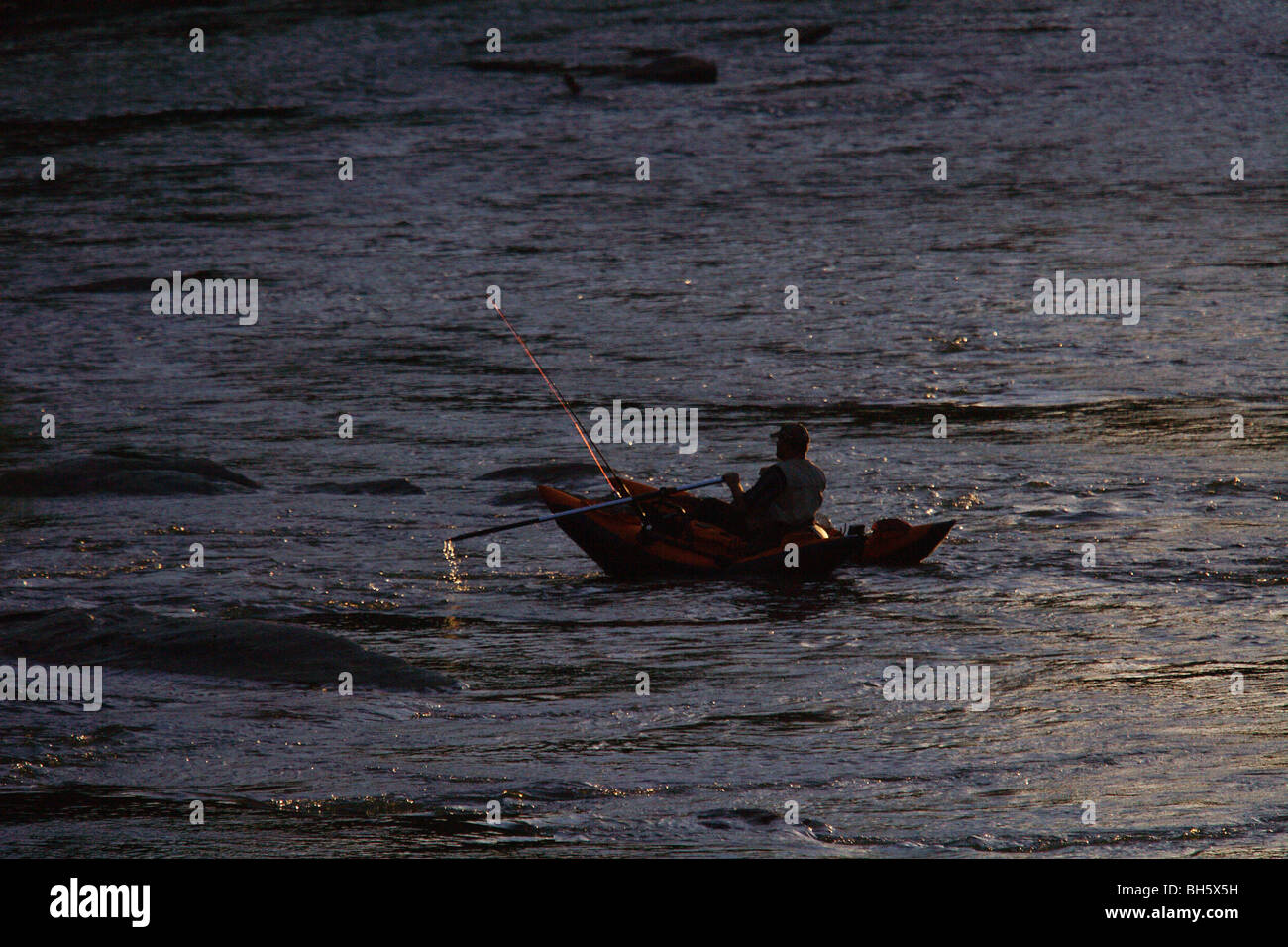 Pescador con mosca Pontoon Boat inflable de remo en el río GEORGIA NINGÚN MODELO BOTES DE LIBERACIÓN Foto de stock