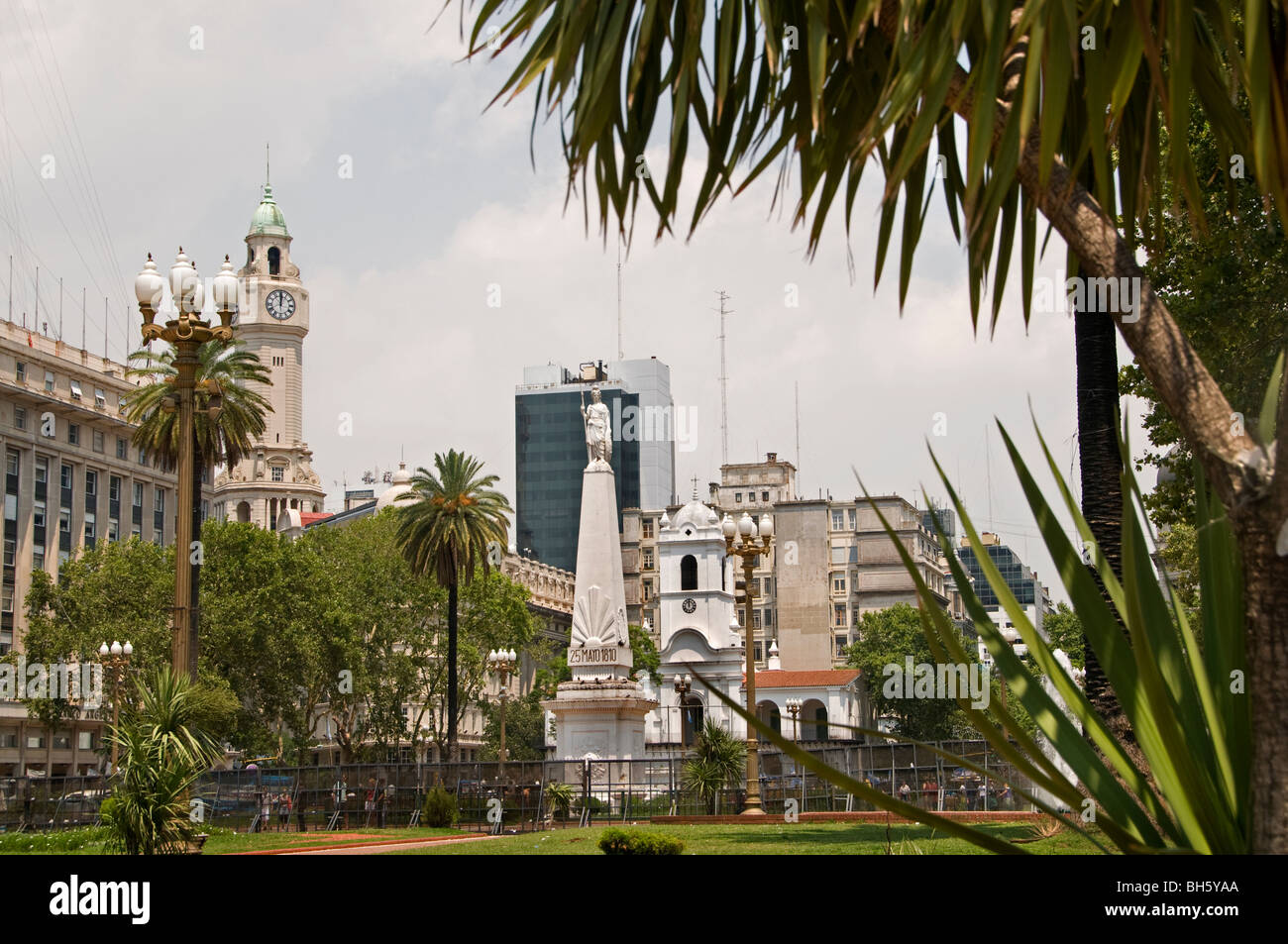 Pirámide de la ciudad de Buenos Aires Plaza de Mayo Cabildo Foto de stock