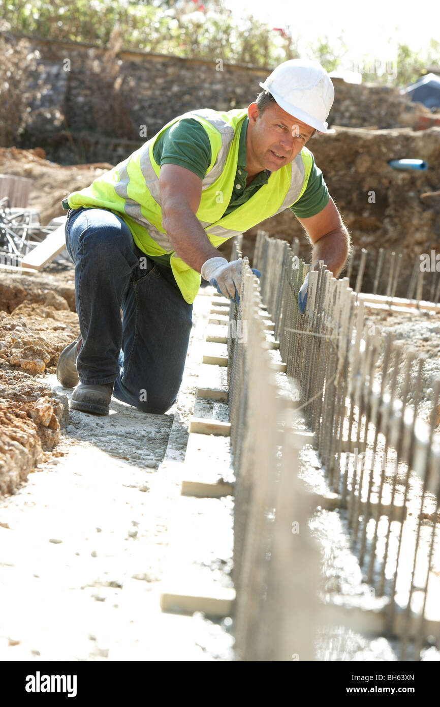 Trabajador de la construcción de cimientos asentados Foto de stock