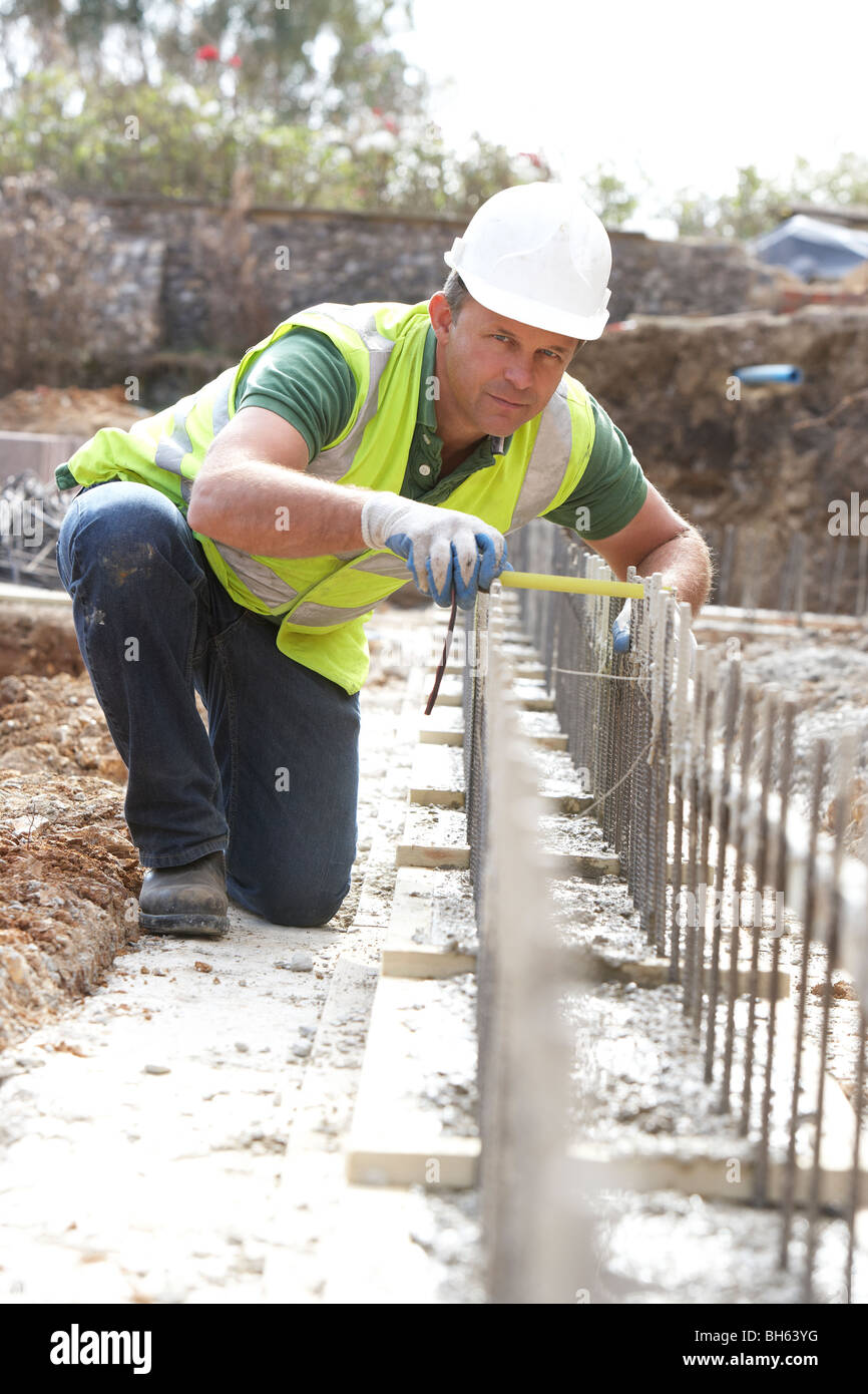 Trabajador de la construcción de cimientos asentados Foto de stock