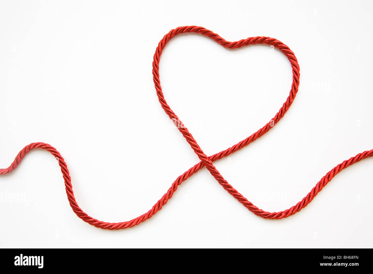 Con forma de corazón hecho de cuerda roja Foto de stock