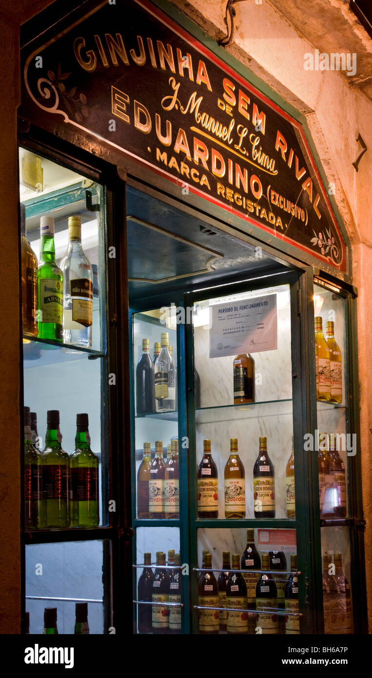 Pequeño puerto tienda de licor en calles de Baxia, Lisboa, Portugal, Europa Foto de stock