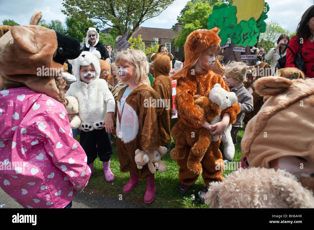 Los niños vestidos como osos entran a unirse en un Teddy Bears picnic en el  Walton en la colina puede Pageant Fotografía de stock - Alamy