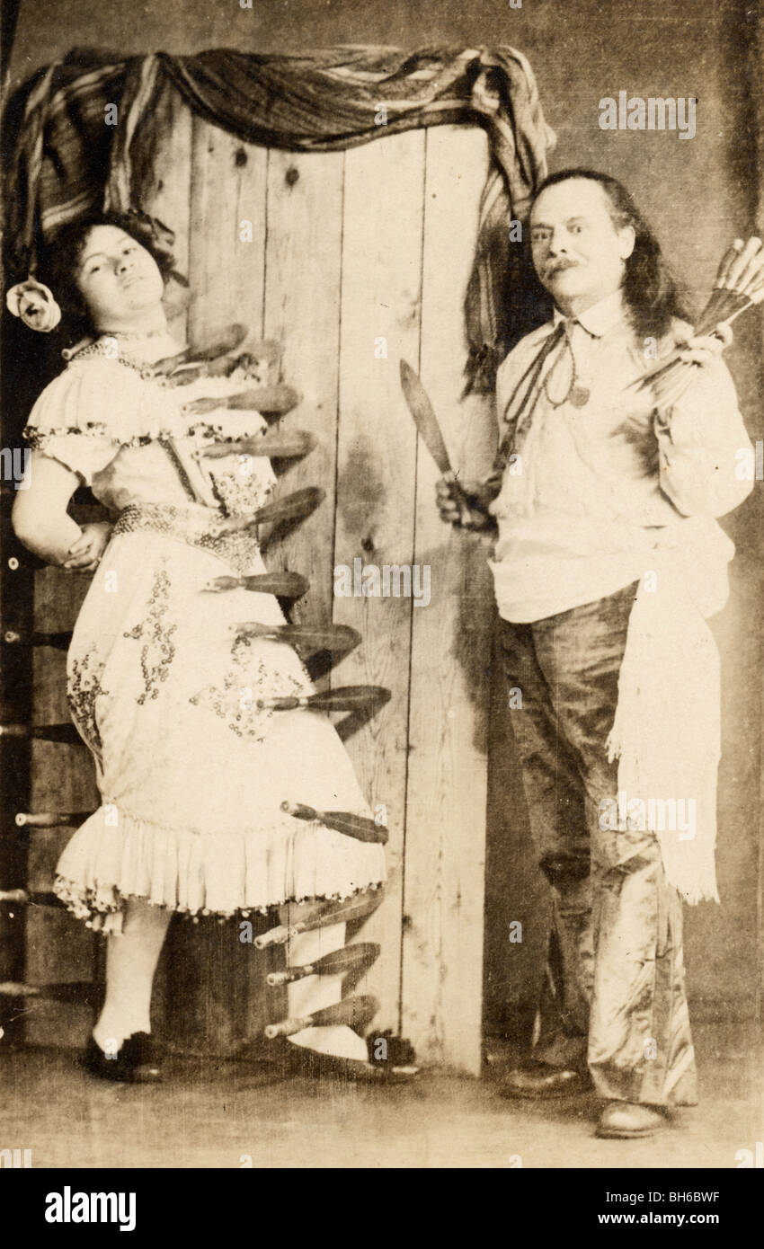 Circus knife throwing act fotografías e imágenes de alta resolución Alamy