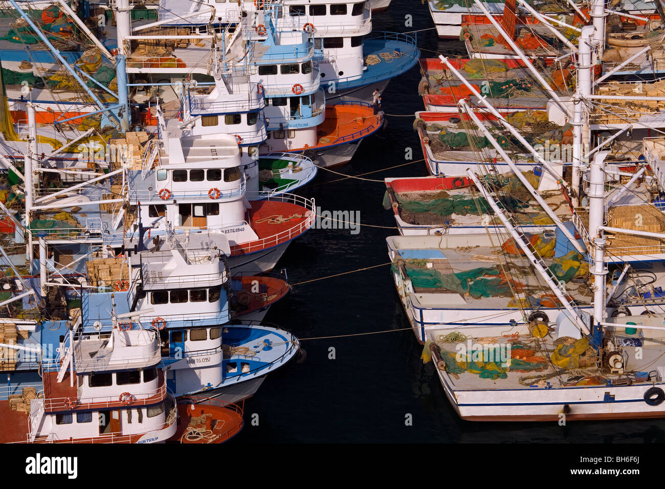 Los barcos de pesca en puerto Babakale Canakkale, Turquía Foto de stock