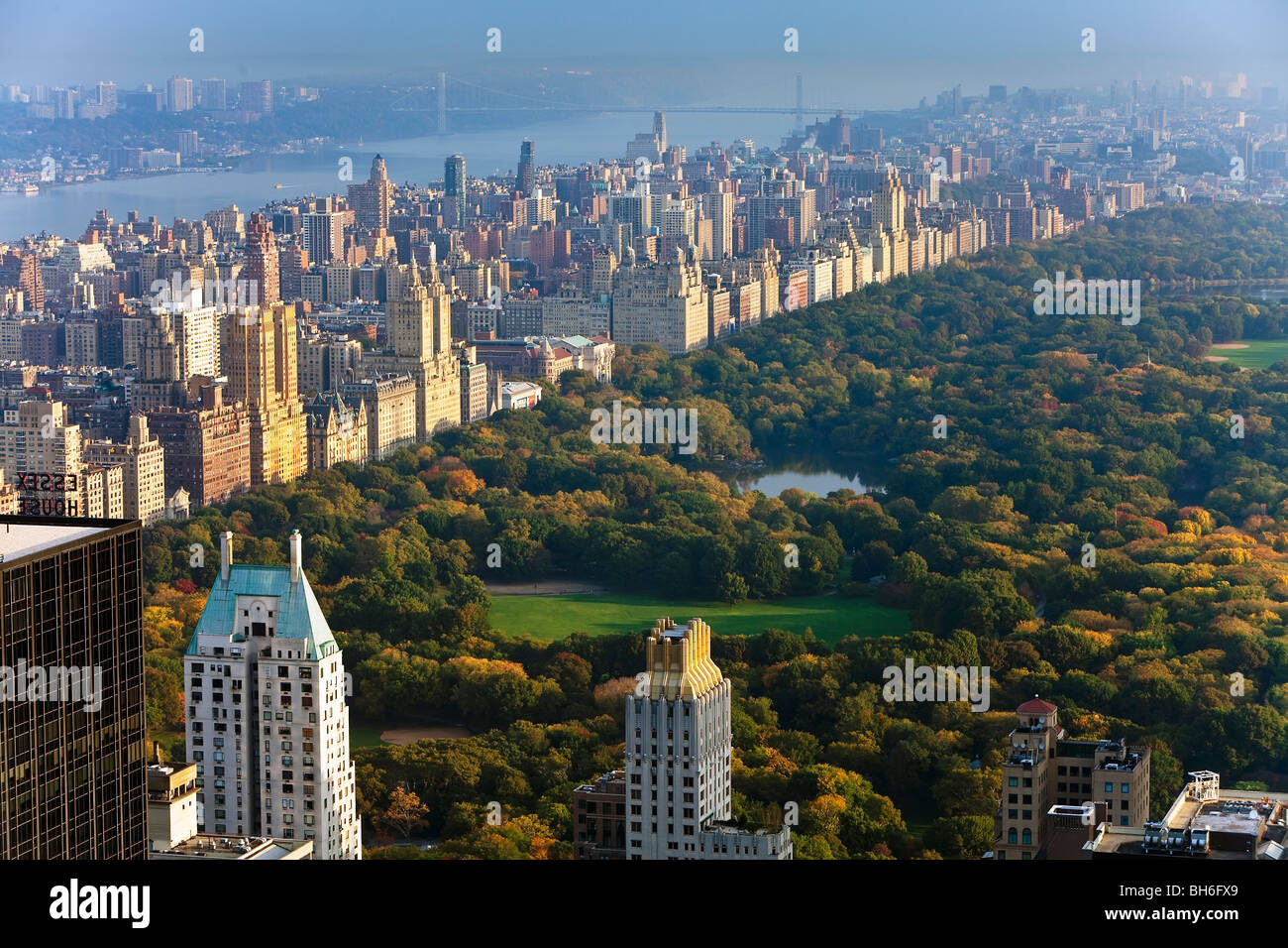 Ee.Uu., la ciudad de Nueva York, Manhattan, Ciudad Alta Vista desde el Rockefeller Center, la Quinta Avenida Foto de stock