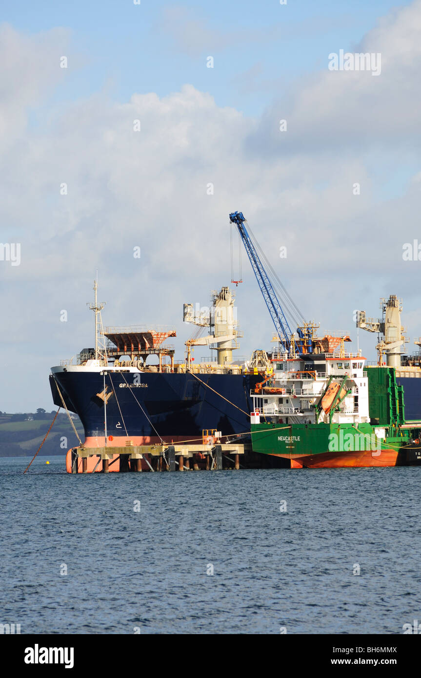 Los buques de carga que se descargan en muelles Falmouth, Cornwall, Inglaterra, Reino Unido. Foto de stock