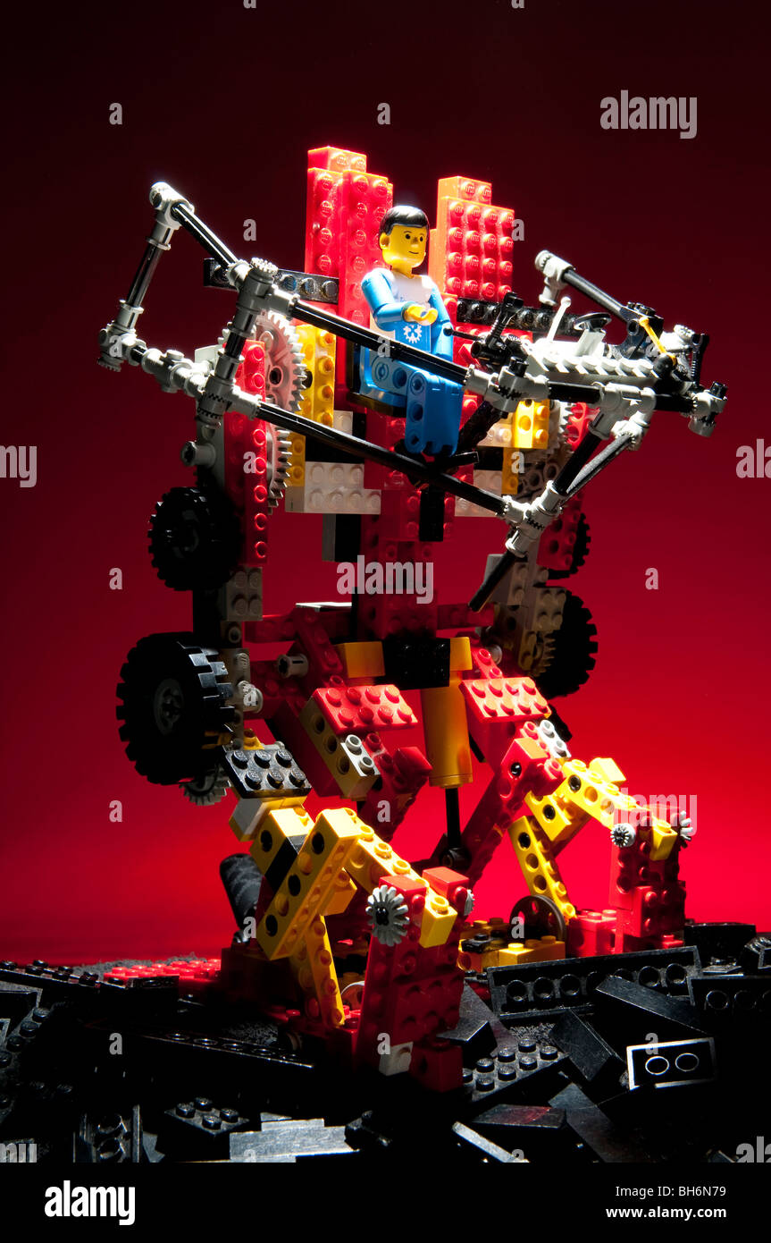 Robot de Lego de pie sobre el montículo de Lego negro Fotografía de stock -  Alamy