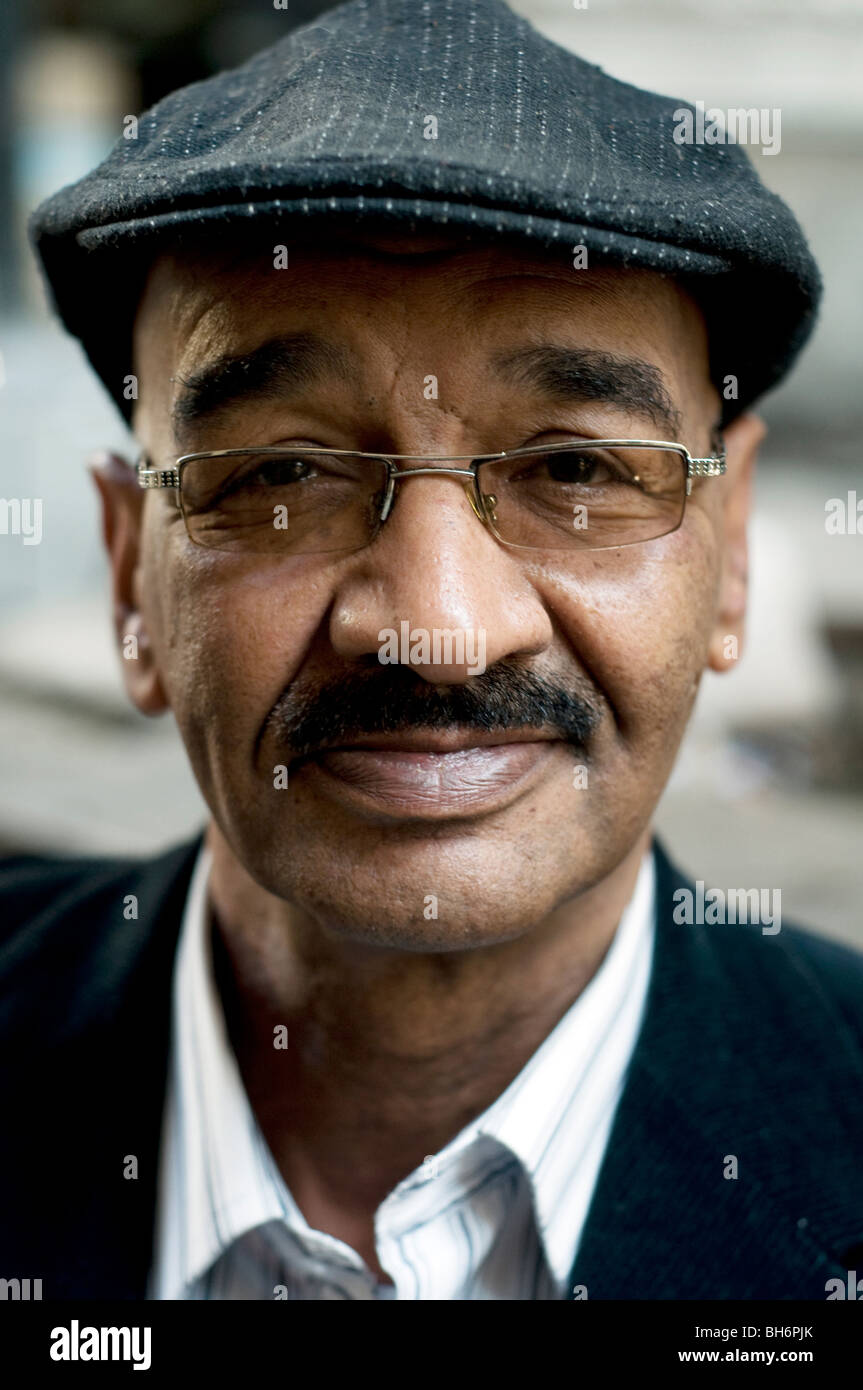 Un retrato del difunto autor egipcio, novelista y escritor de cuentos, dijo Mekkawi, tomado un café el centro de El Cairo, Egipto. Foto de stock