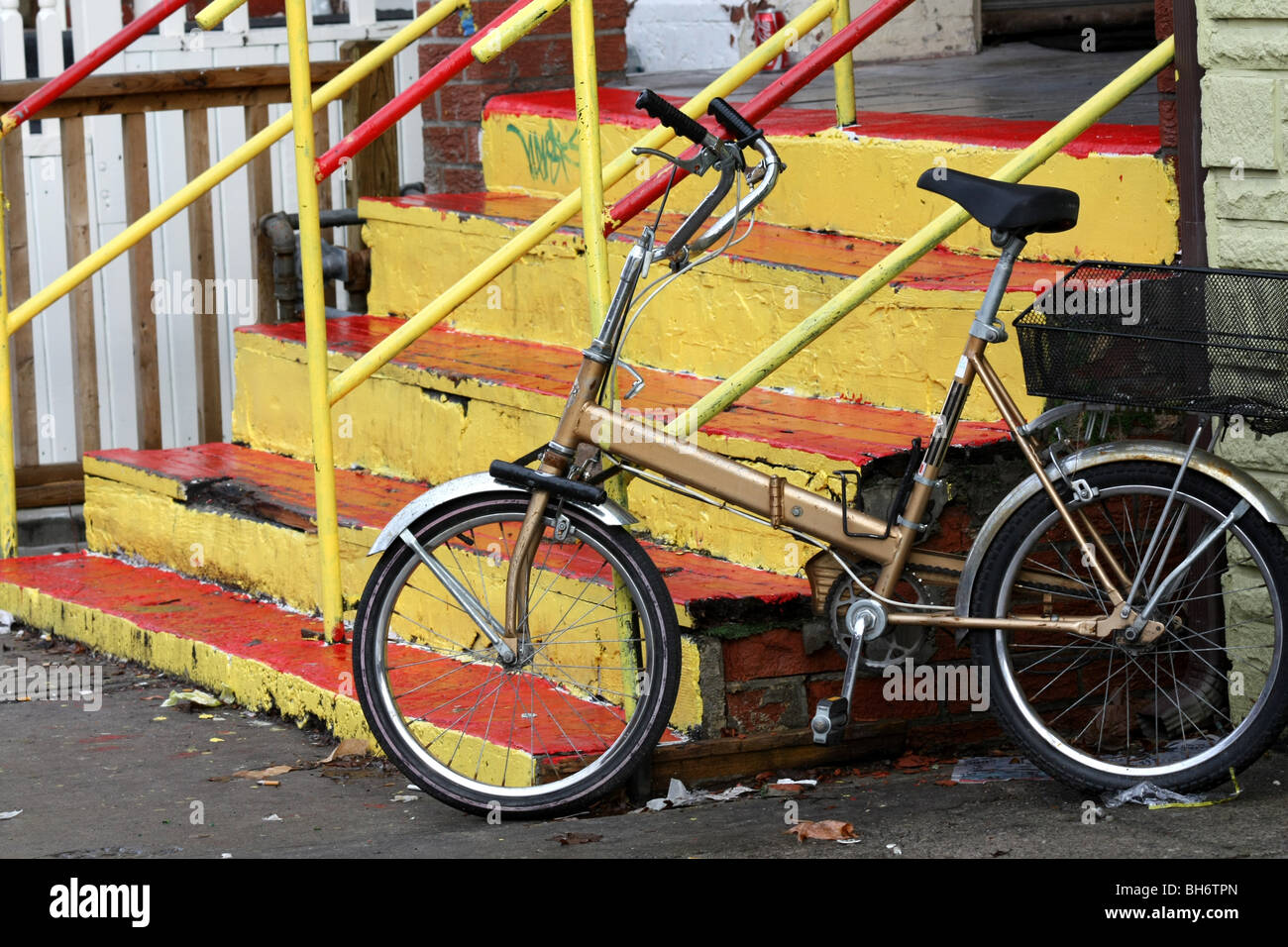 Antigua bicicleta plegable junto a coloridos pasos Fotografía de stock -  Alamy