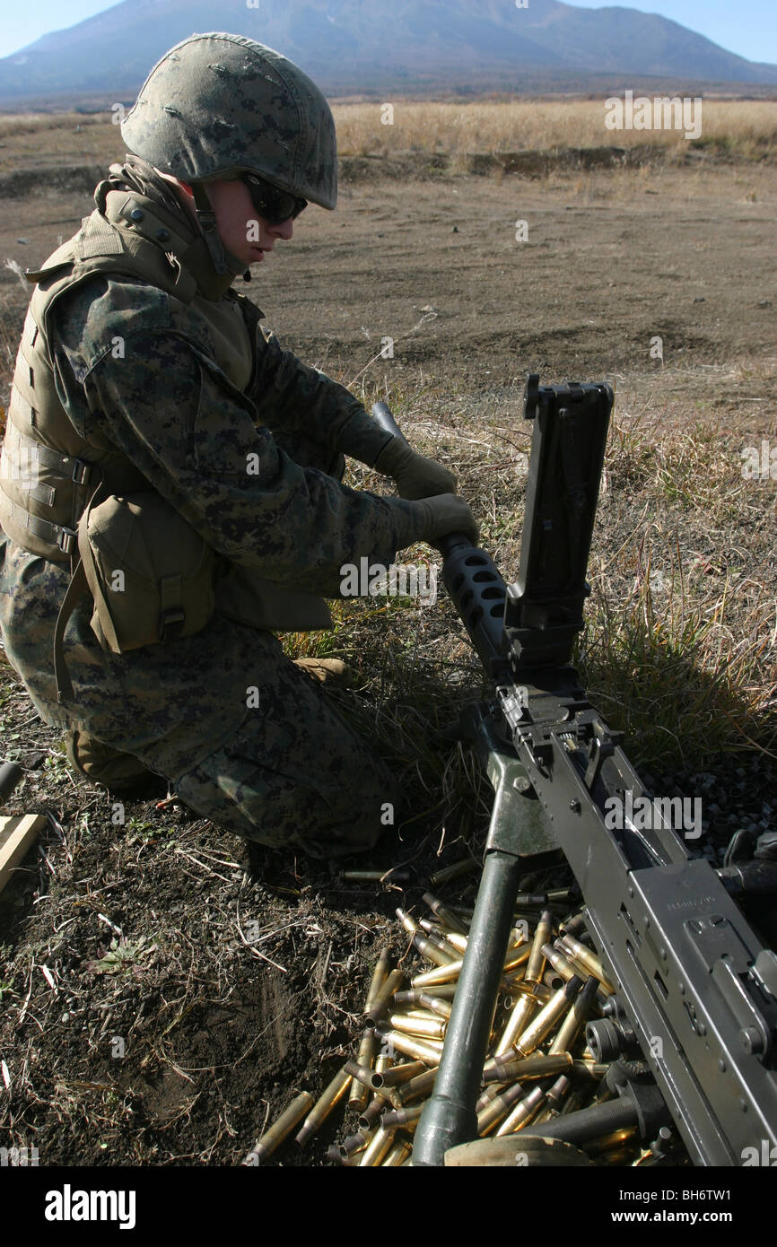 Un soldado cambia el barril de un M2 calibre .50 ametralladora. Foto de stock