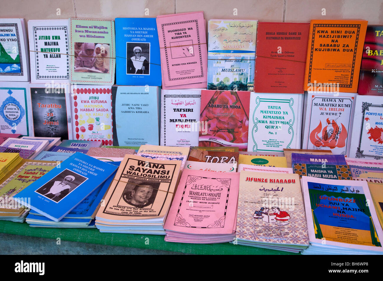 Stone Town, en Zanzíbar, Tanzania. Los libros de instrucciones en Swahili Islámico y Árabe en venta fuera de Jibril mezquita. Neil Armstrong en el libro de los hombres de ciencia. Foto de stock