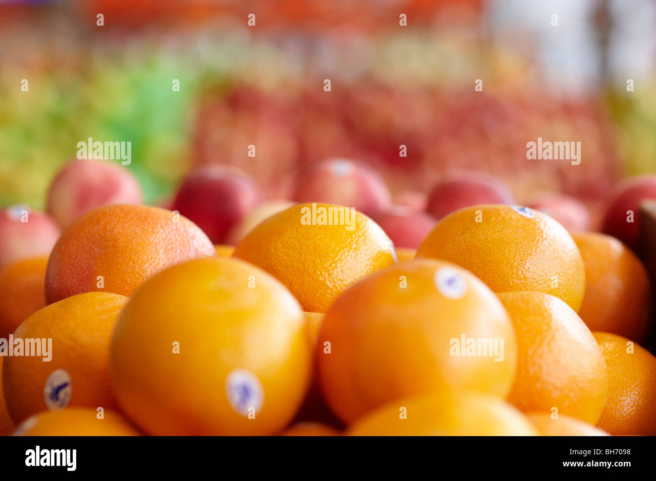 Las naranjas en el mercado de frutas Foto de stock