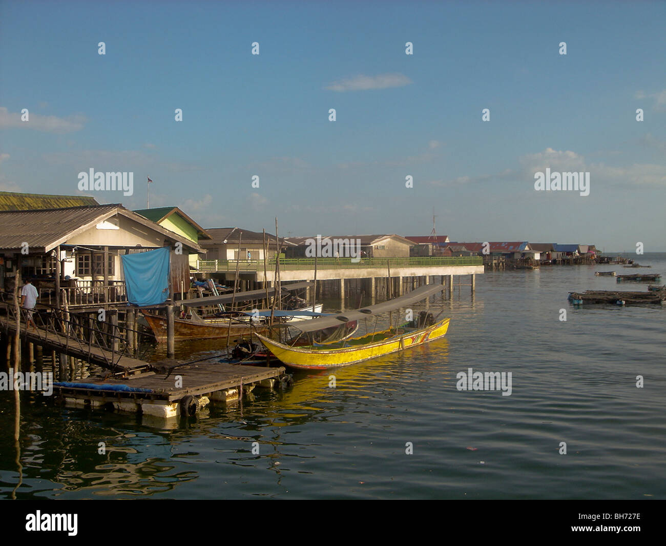 Phang Nga Isla, isla rocosa, Tailandia, Paisaje con barcos Foto de stock