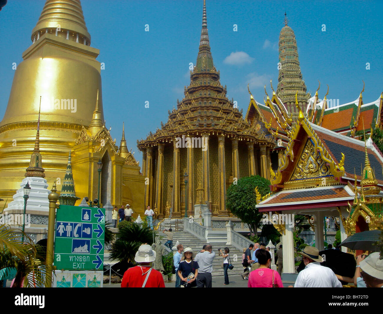 Bangkok, Tailandia, los turistas que visitan el Palacio Real, el exterior, el templo Wat Foto de stock