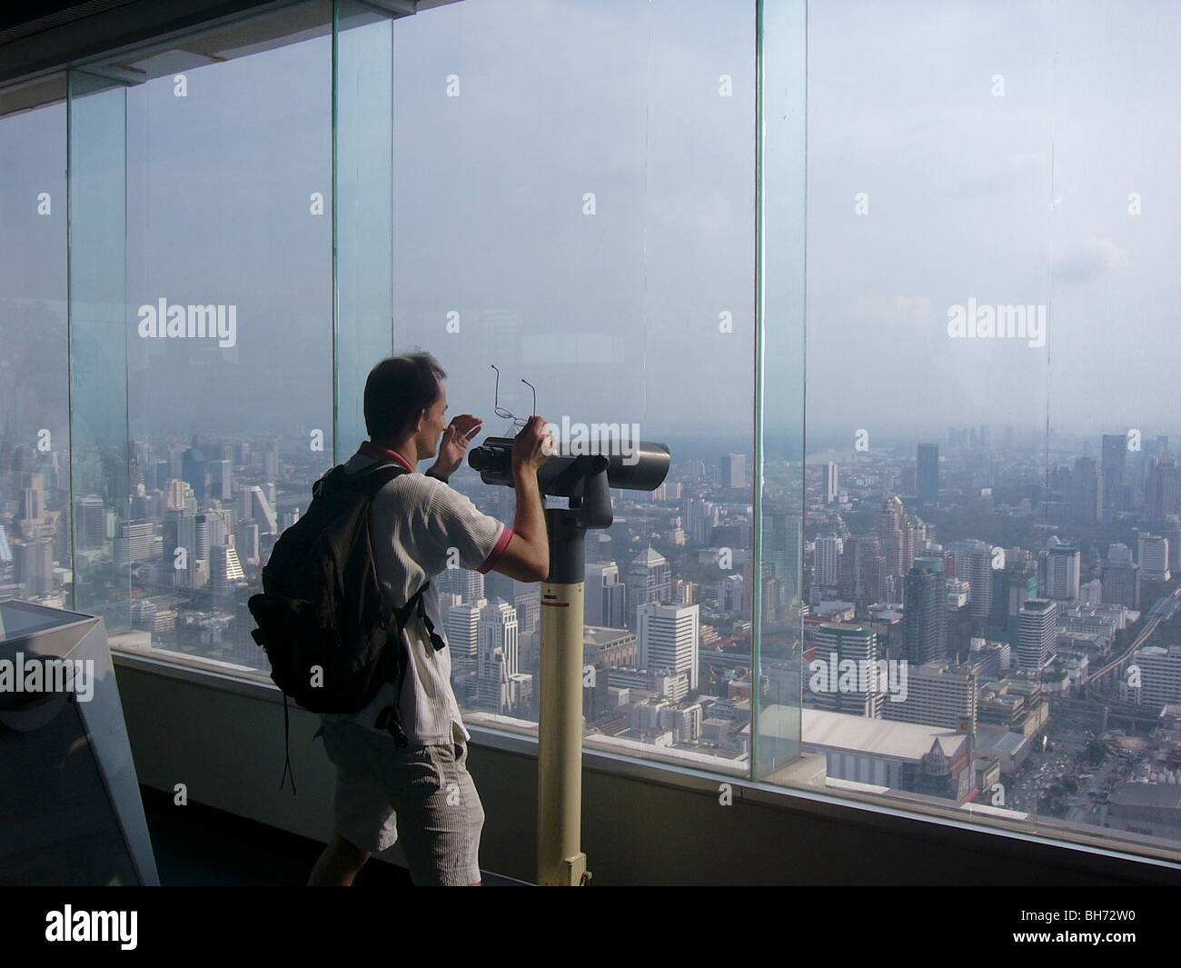 Bangkok, Tailandia, el hombre mirando el paisaje urbano en el edificio Torre Foto de stock