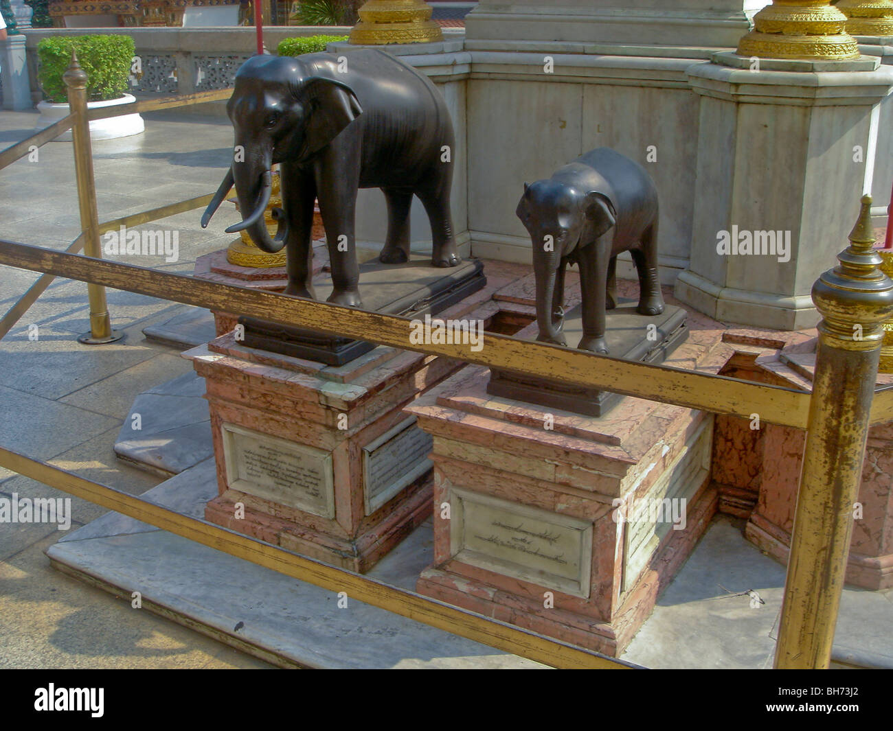 Bangkok, Tailandia, el Palacio Real, el exterior, el templo Wat, detalle esculturas de elefantes Foto de stock