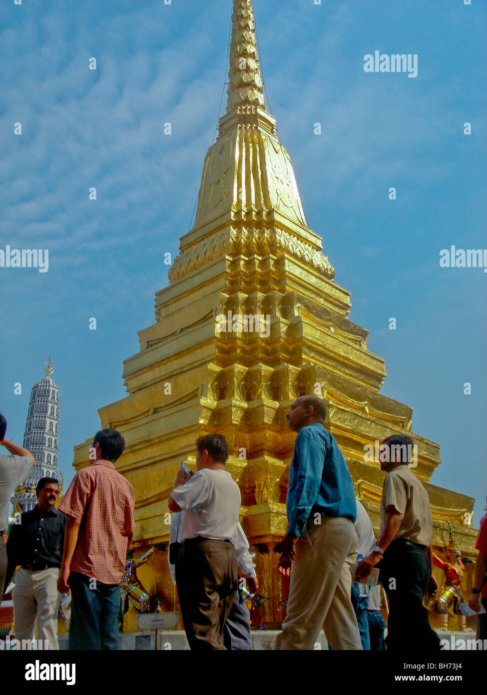 Bangkok, Tailandia, Grupo de AsianTourists visitando el Palacio Real, el exterior, el templo Wat Foto de stock