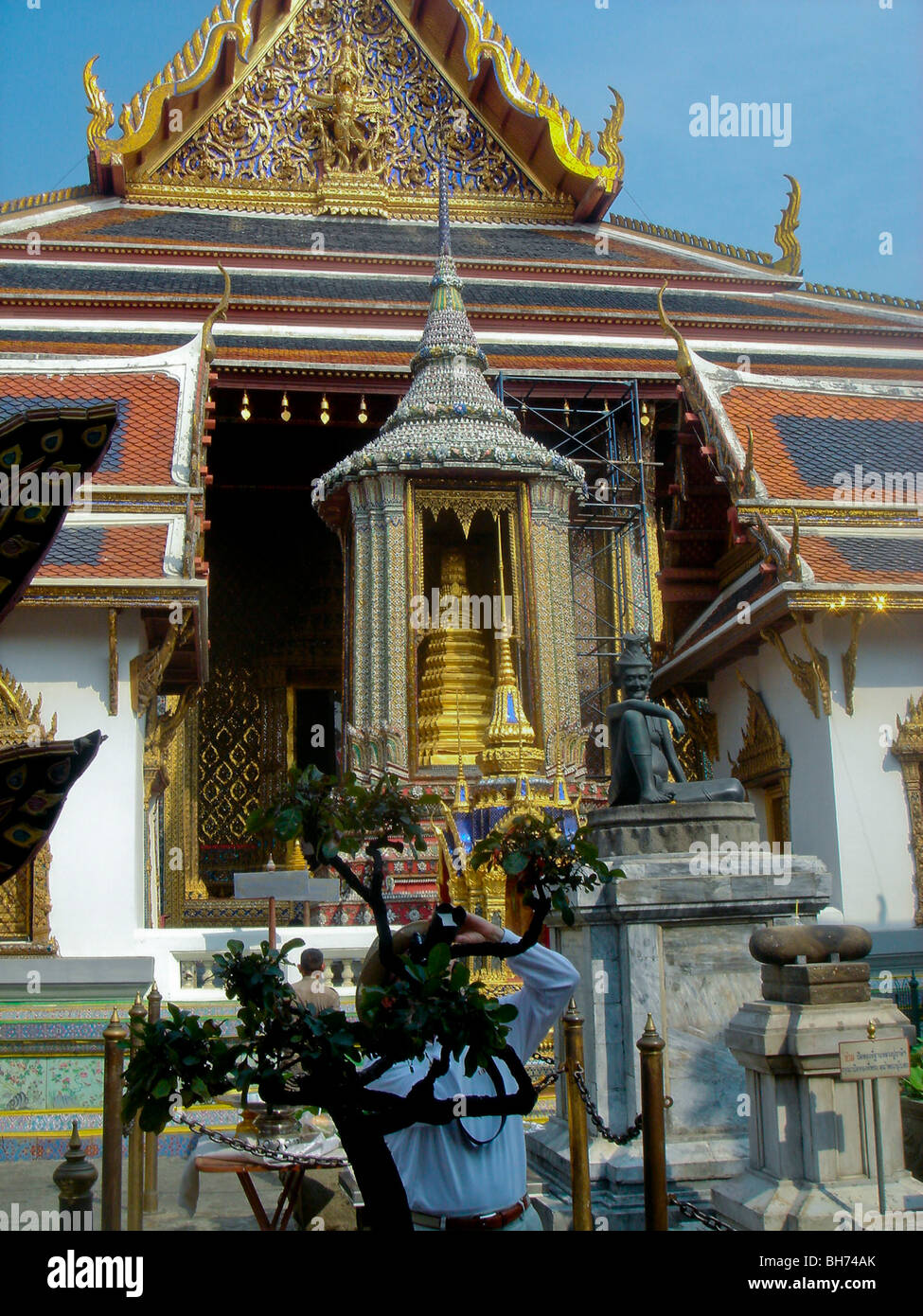 Tailandia, turistas que visitan el antiguo templo budista tradicional, Chiang Mai Foto de stock