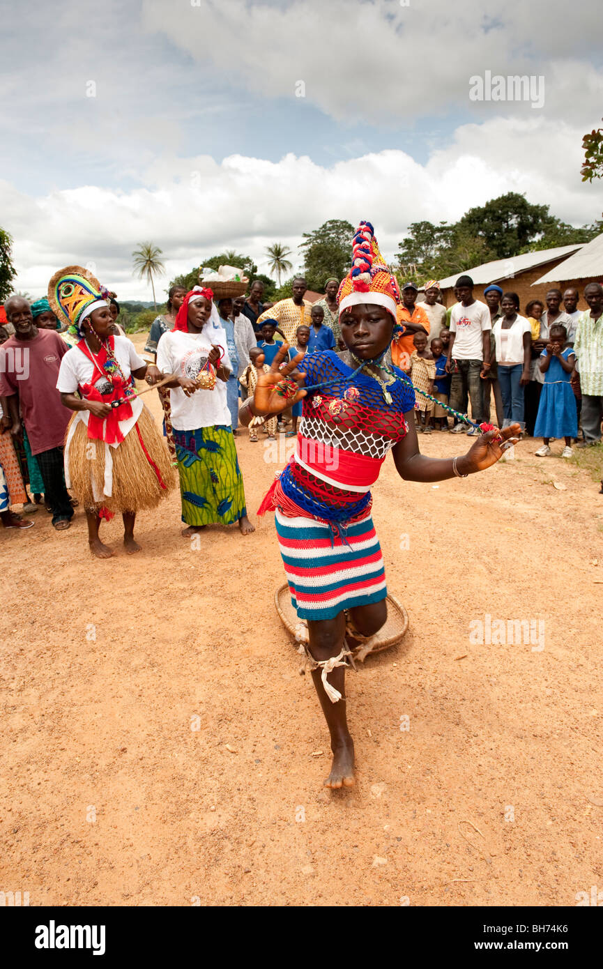 Bailarines tradicionales Tinkoko Sierra Leona ??frica Fotograf??a de