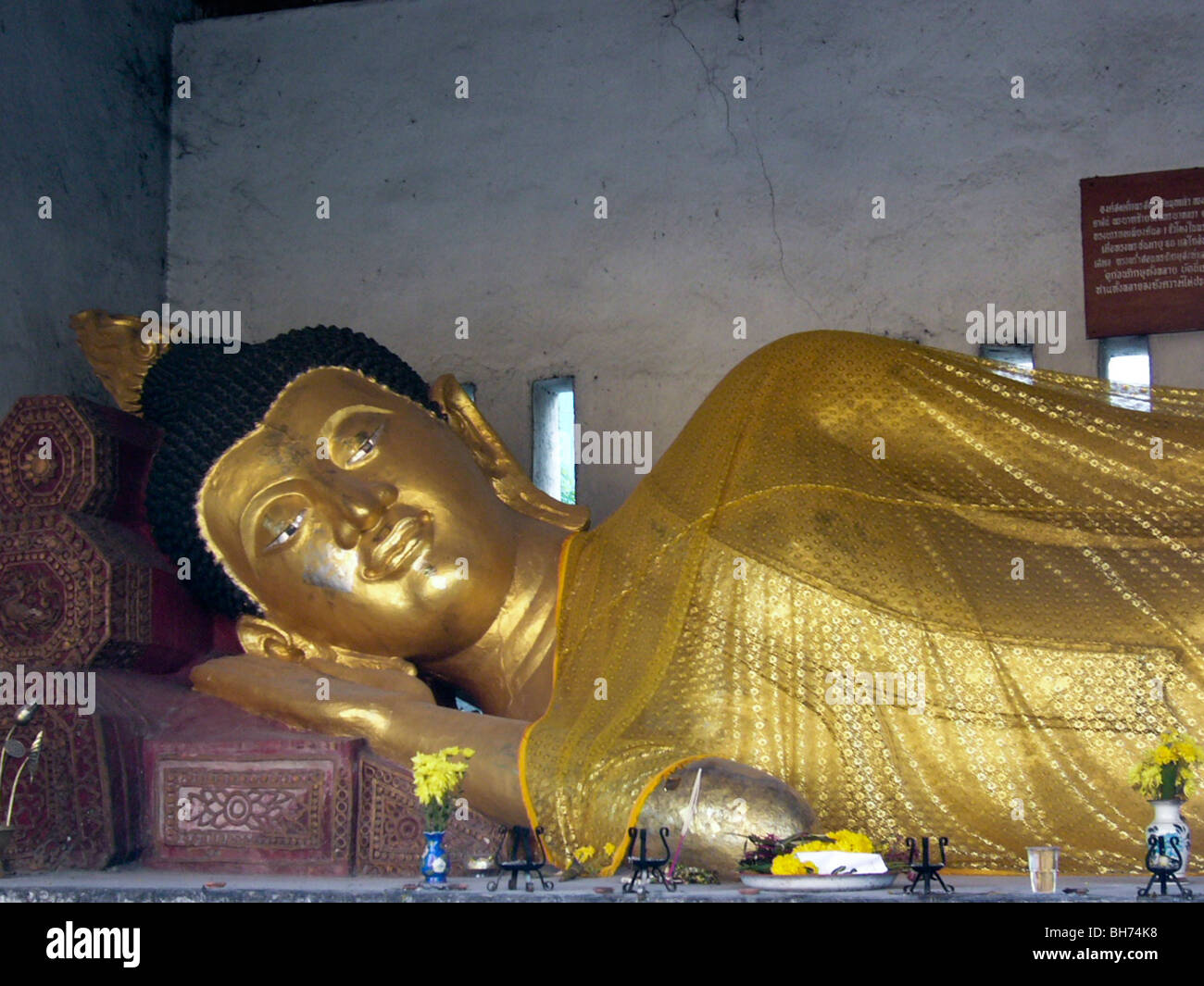 Tailandia, sentando antigua estatua de Buda en el templo budista en las islas Foto de stock