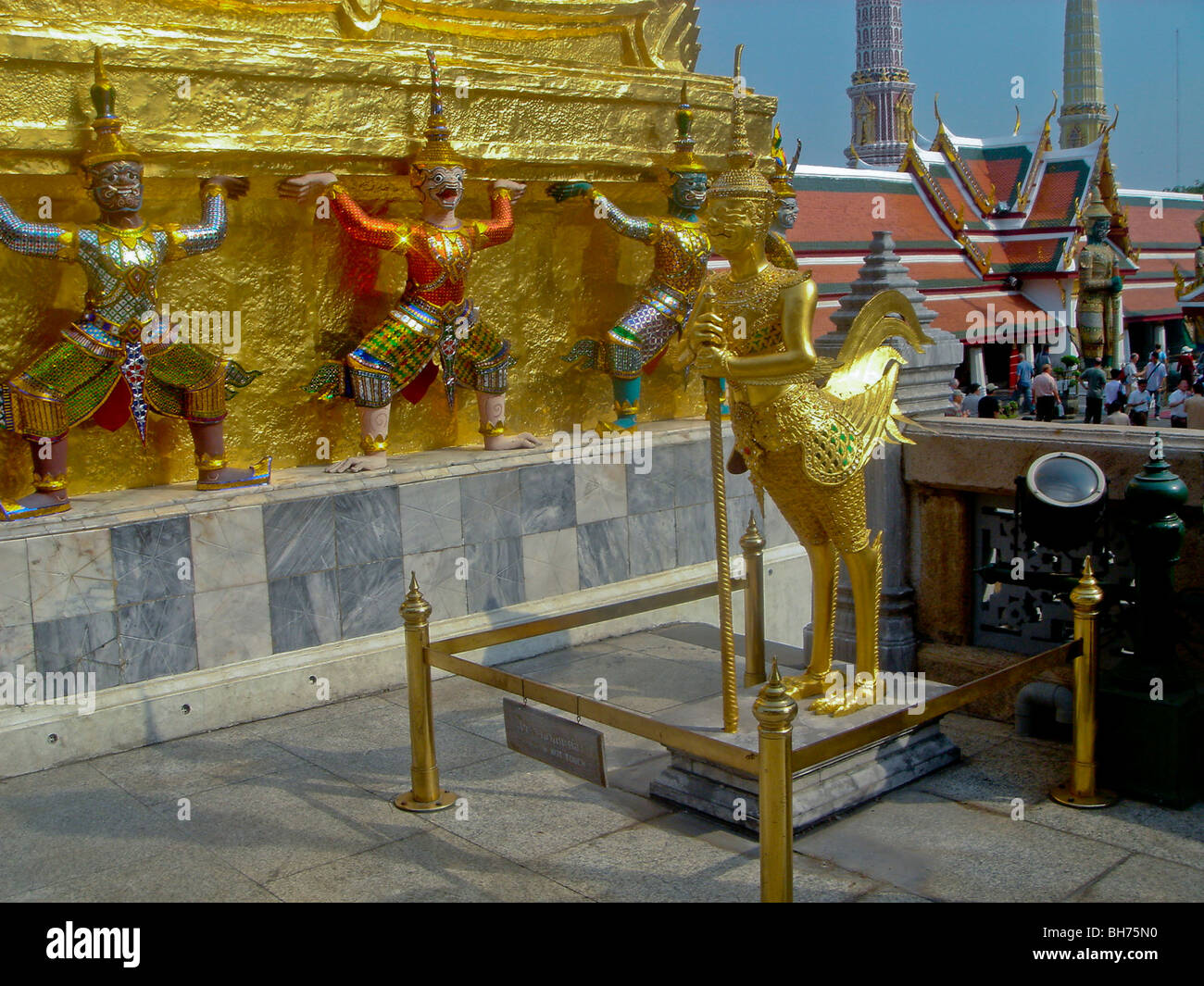 Bangkok, Tailandia, estatua budista fuera del templo del Palacio Real Foto de stock