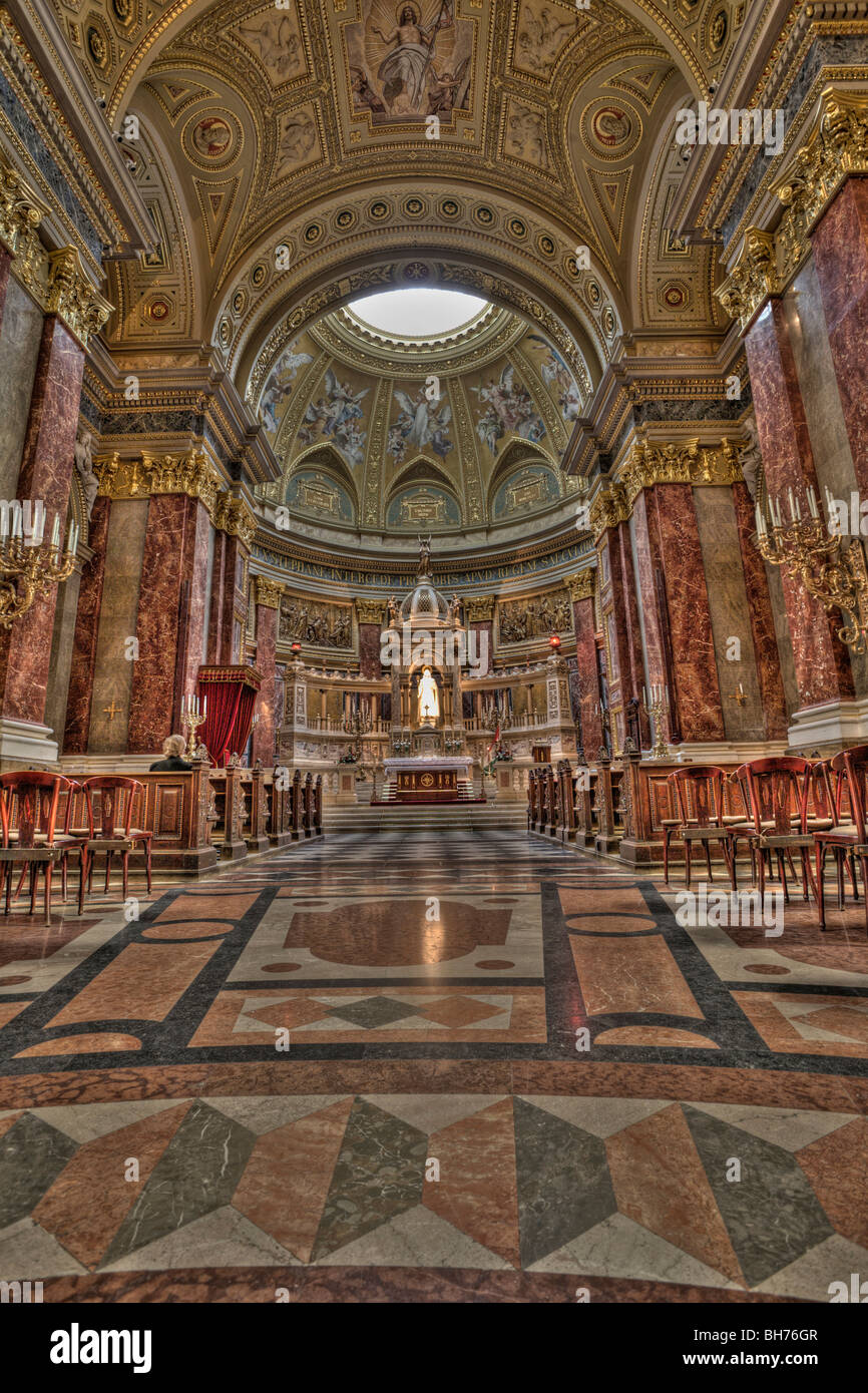 Interior de una iglesia católica, foto HDR Foto de stock