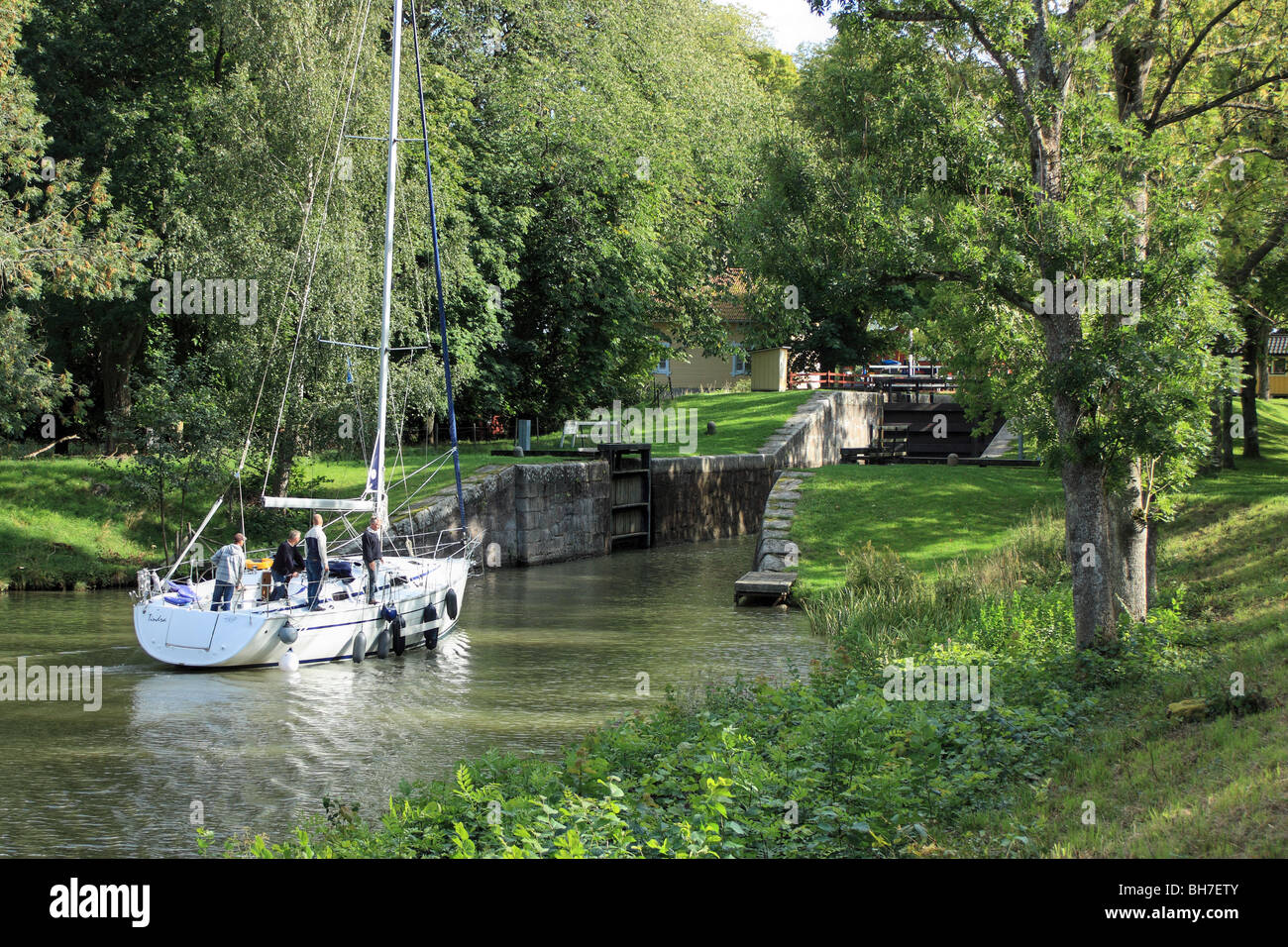 Velero entra en un bloqueo del canal de Göta en Suecia Foto de stock
