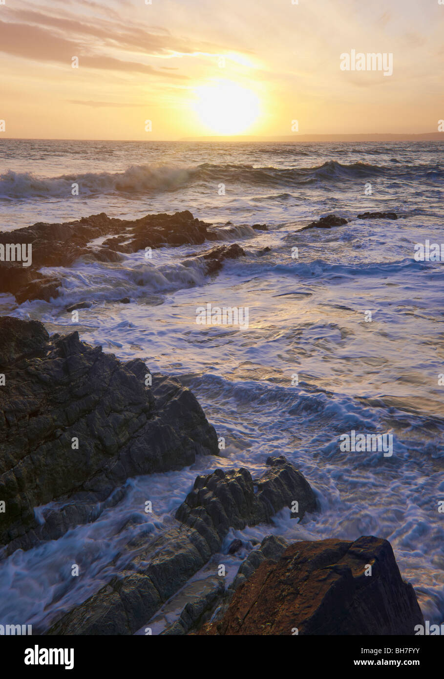 Ocaso sobre el Mar Céltico, cerca Guileen, Co.Cork, Irlanda Foto de stock