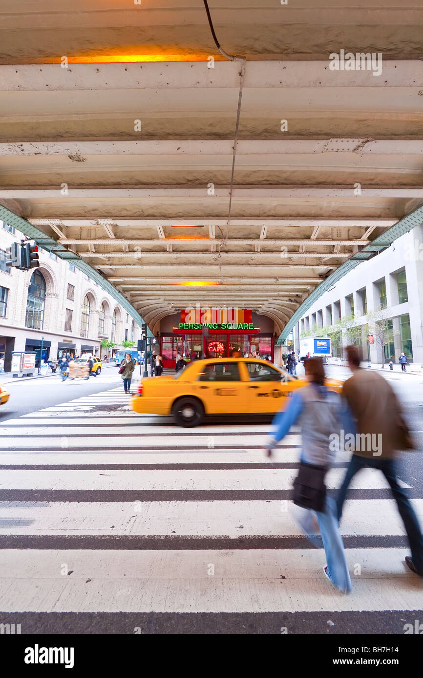 Ee.Uu., la ciudad de Nueva York, Manhattan, NYC taxi amarillo en el exterior de la Gran Estación Central Foto de stock