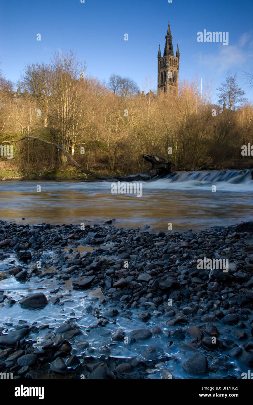 Universidad de Glasgow torre sobre el Río Kelvin Foto de stock