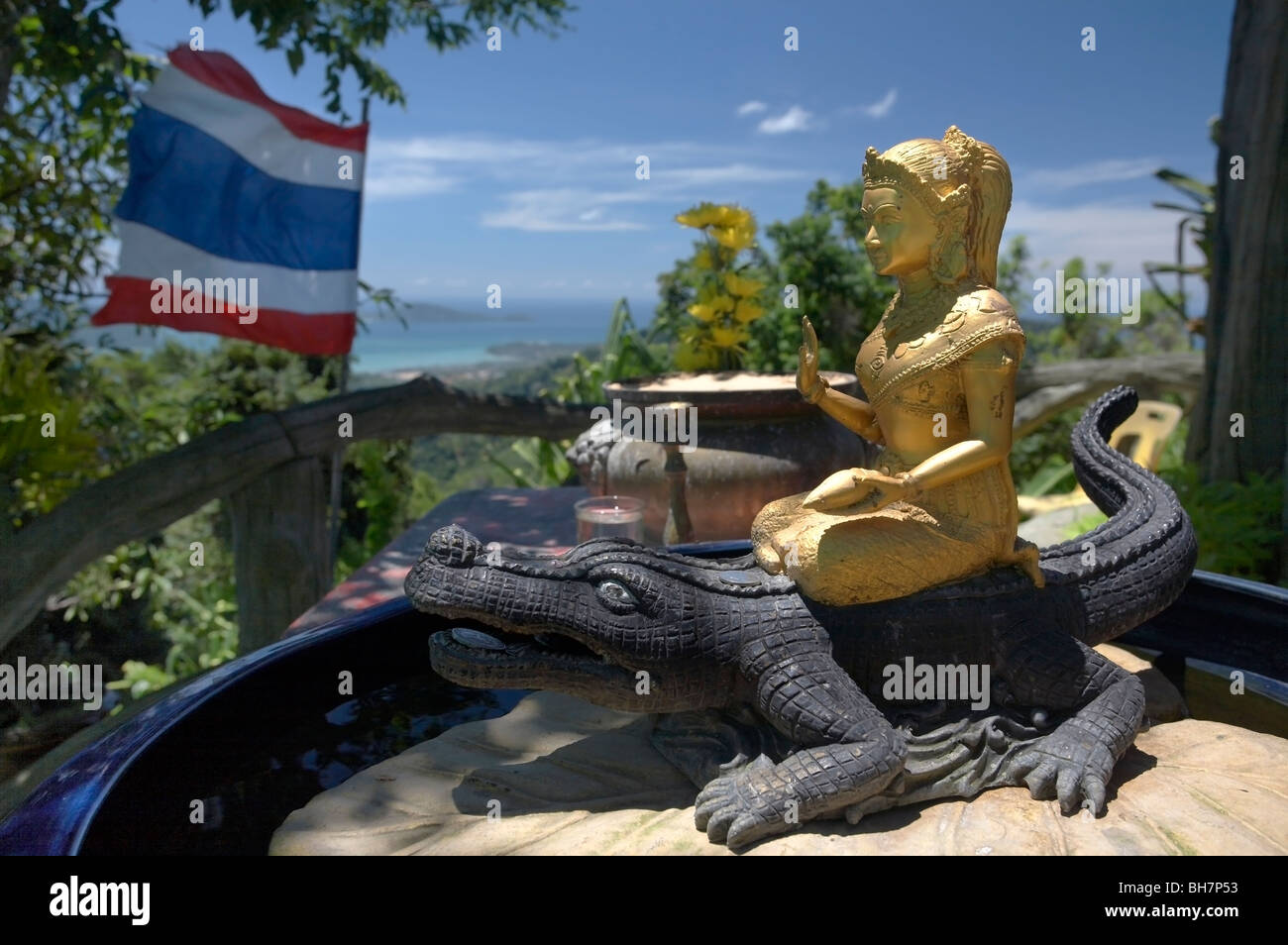 Figura de oro montando un cocodrilo, Big Buddha, Phuket, Tailandia Foto de stock