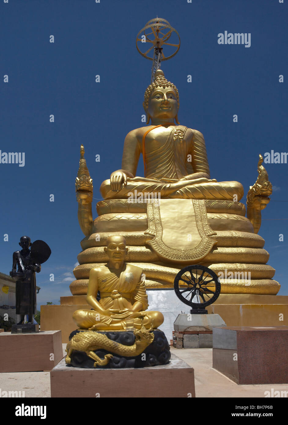 Budas de oro en el Templo del Gran Buda, Phuket, Tailandia Foto de stock