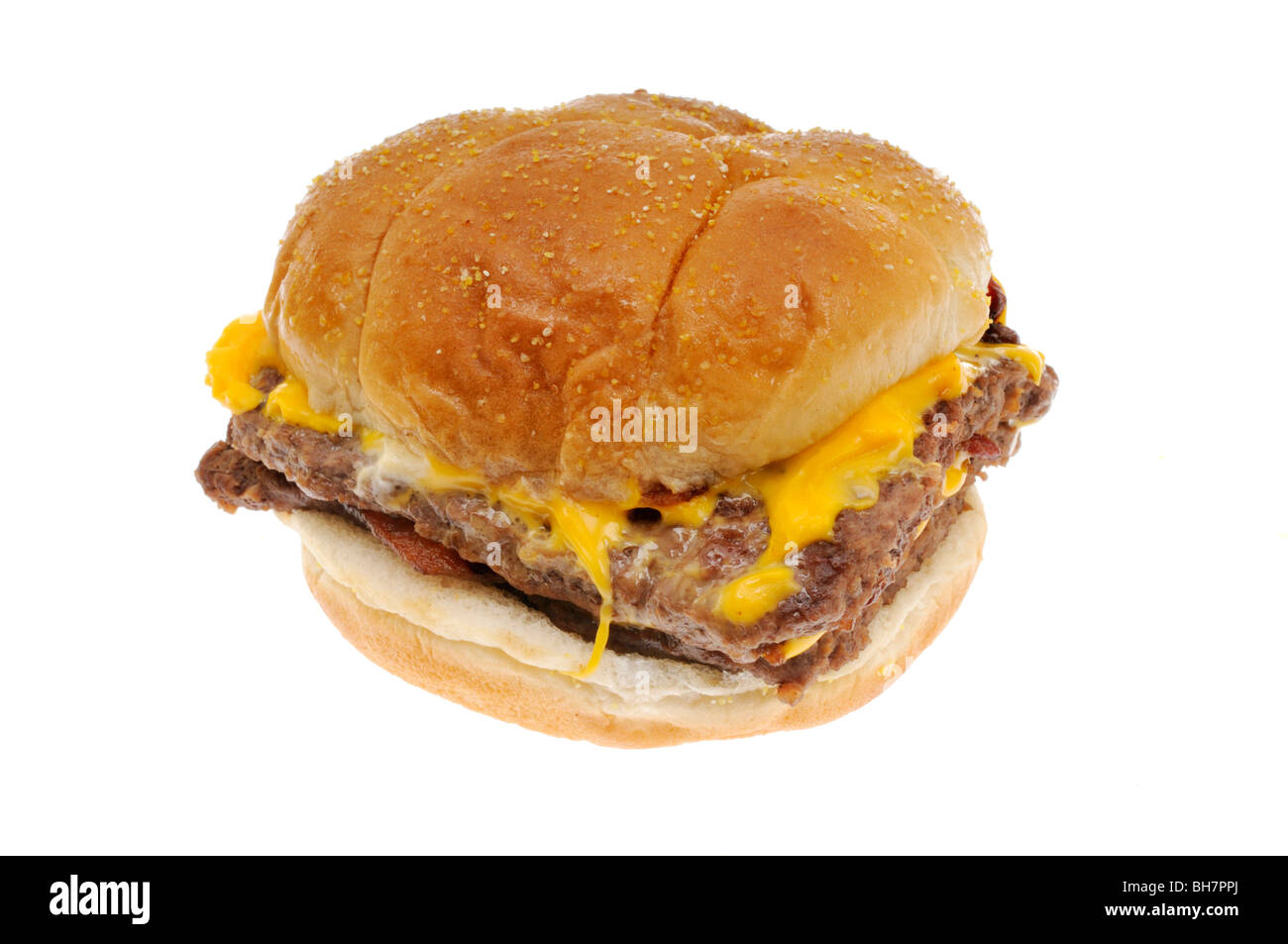 Wendy's bacon double cheeseburger en bun recorte sobre fondo blanco. Foto de stock