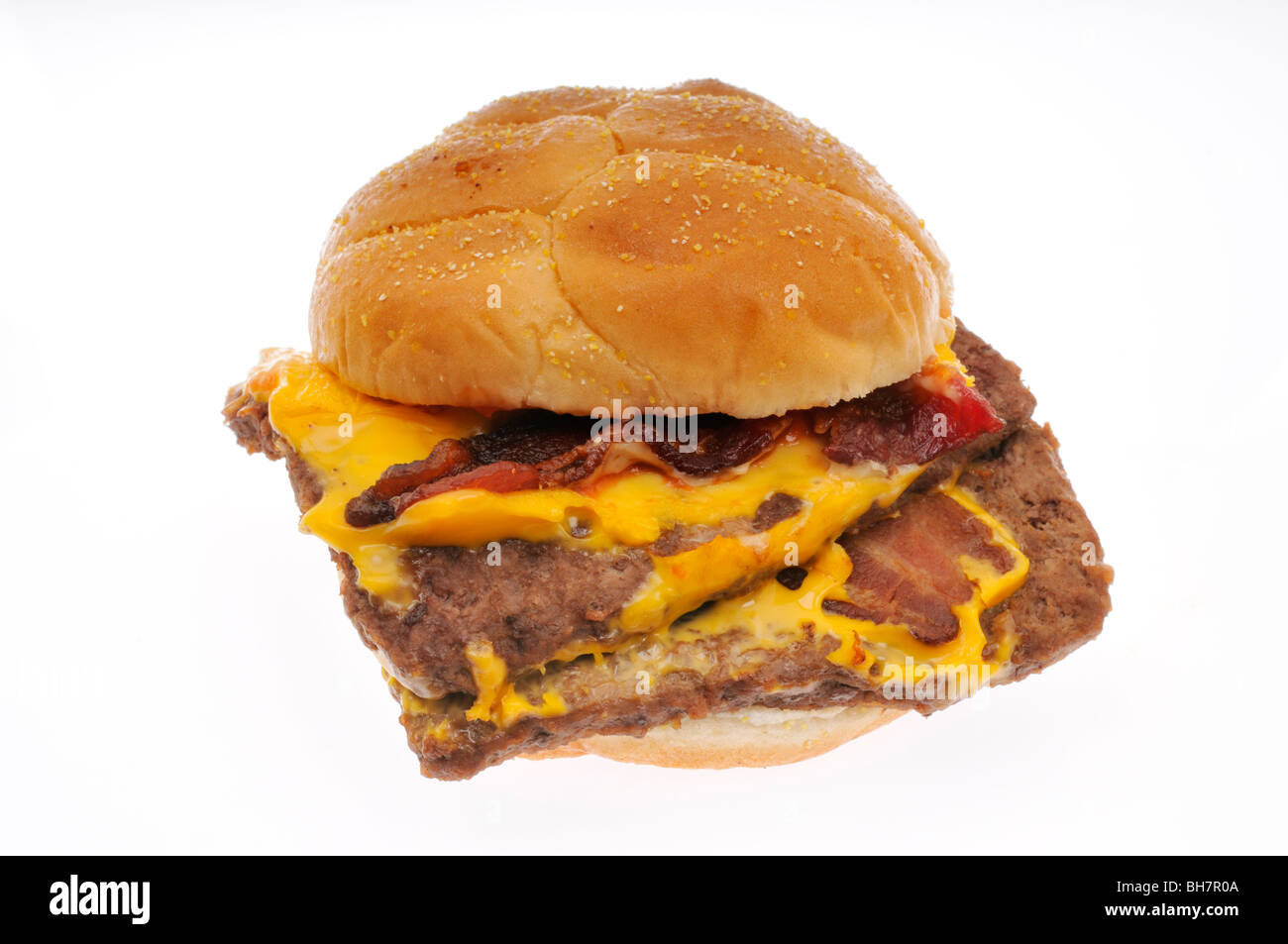 Wendy's bacon cheeseburger dobles con bun sobre fondo blanco. Foto de stock