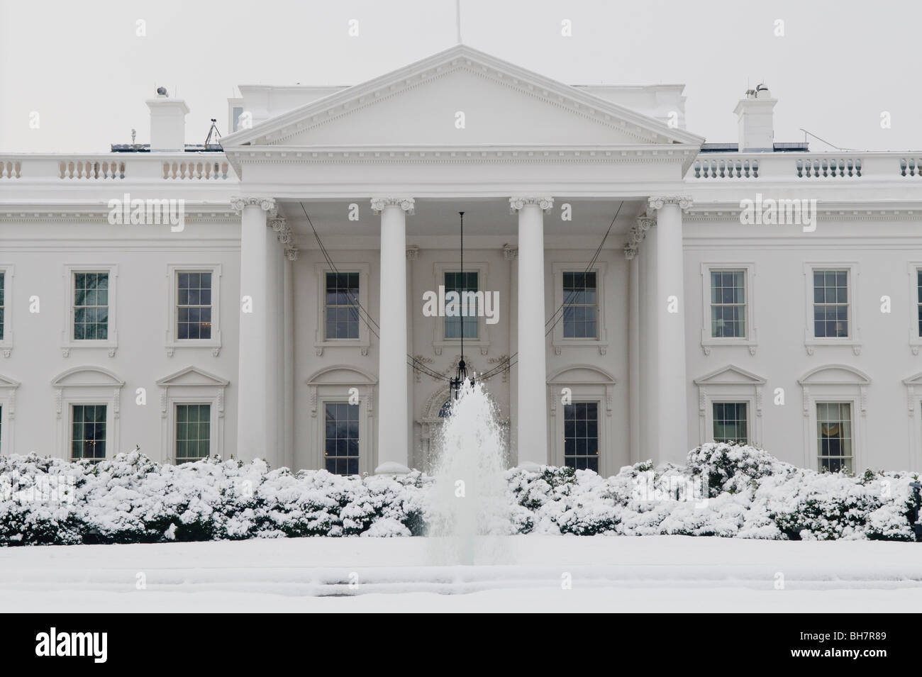 WASHINGTON DC, ESTADOS UNIDOS - La Casa Blanca en Washington DC tras una reciente fuertes nevadas que cubría los jardines y árboles. Foto de stock