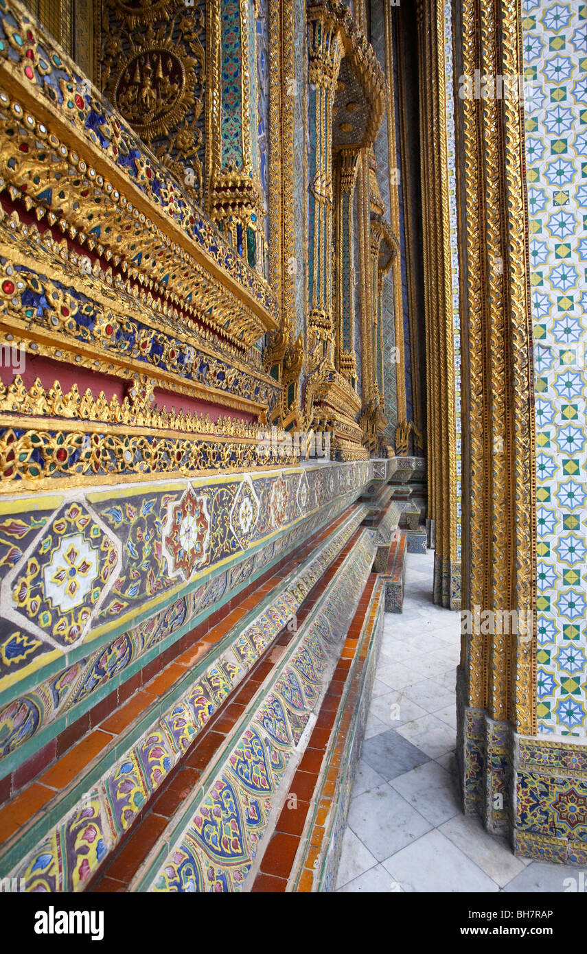 Paredes decoradas en el Grand Palace, Bangkok, Tailandia Foto de stock