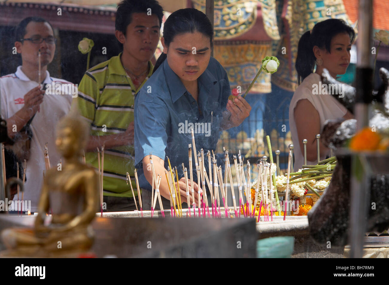 El culto en un templo budista, Tailandia Foto de stock